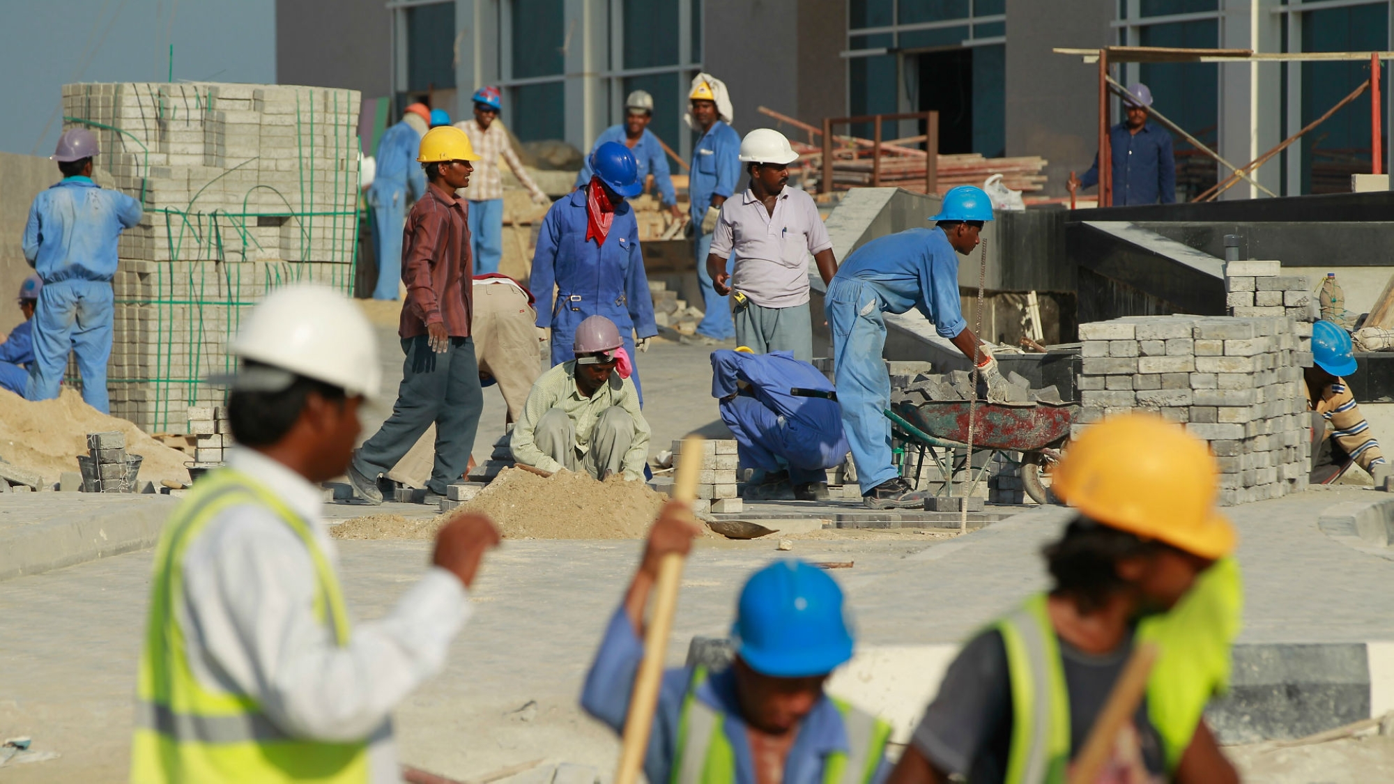 عمال إنشاءات في موقع يباشرون عملهم  خلال الساعات التي يمنع فيها العمل