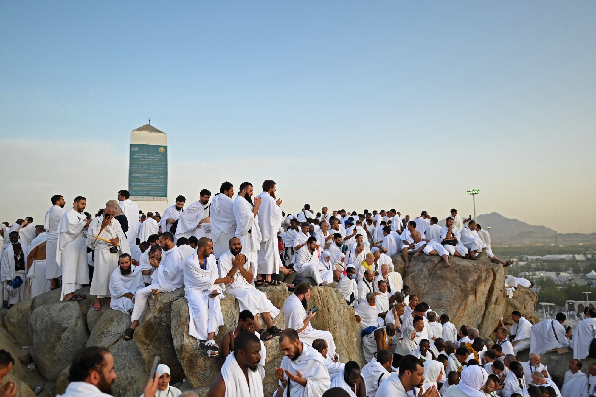 حجاج على جبل الرحمة في عرفة