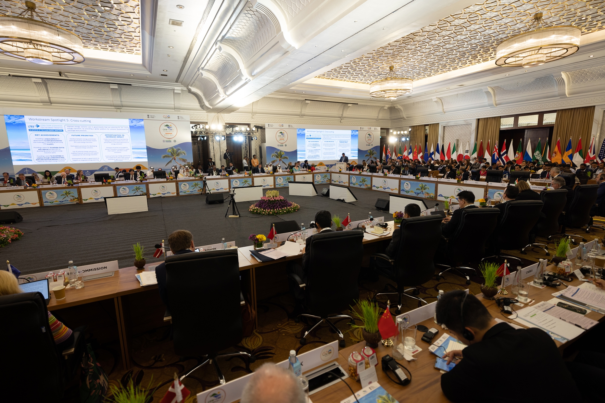 الاجتماعات بمشاركة أصحاب المصلحة العالميين من الحكومات والمنظمات