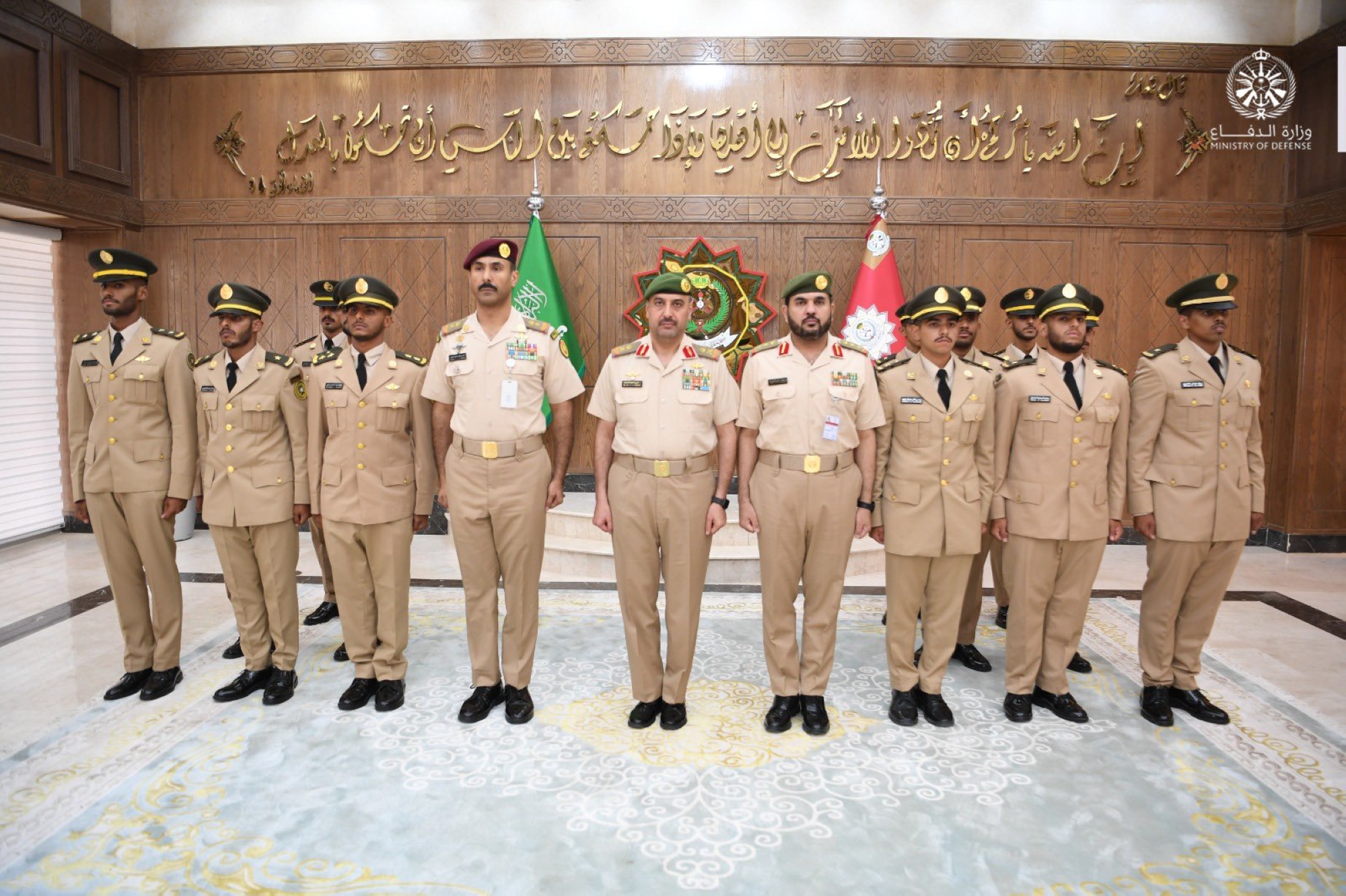 تخريج الطلاب بعد إتمام تعليمهم الأكاديمي وتأهيلهم العسكري