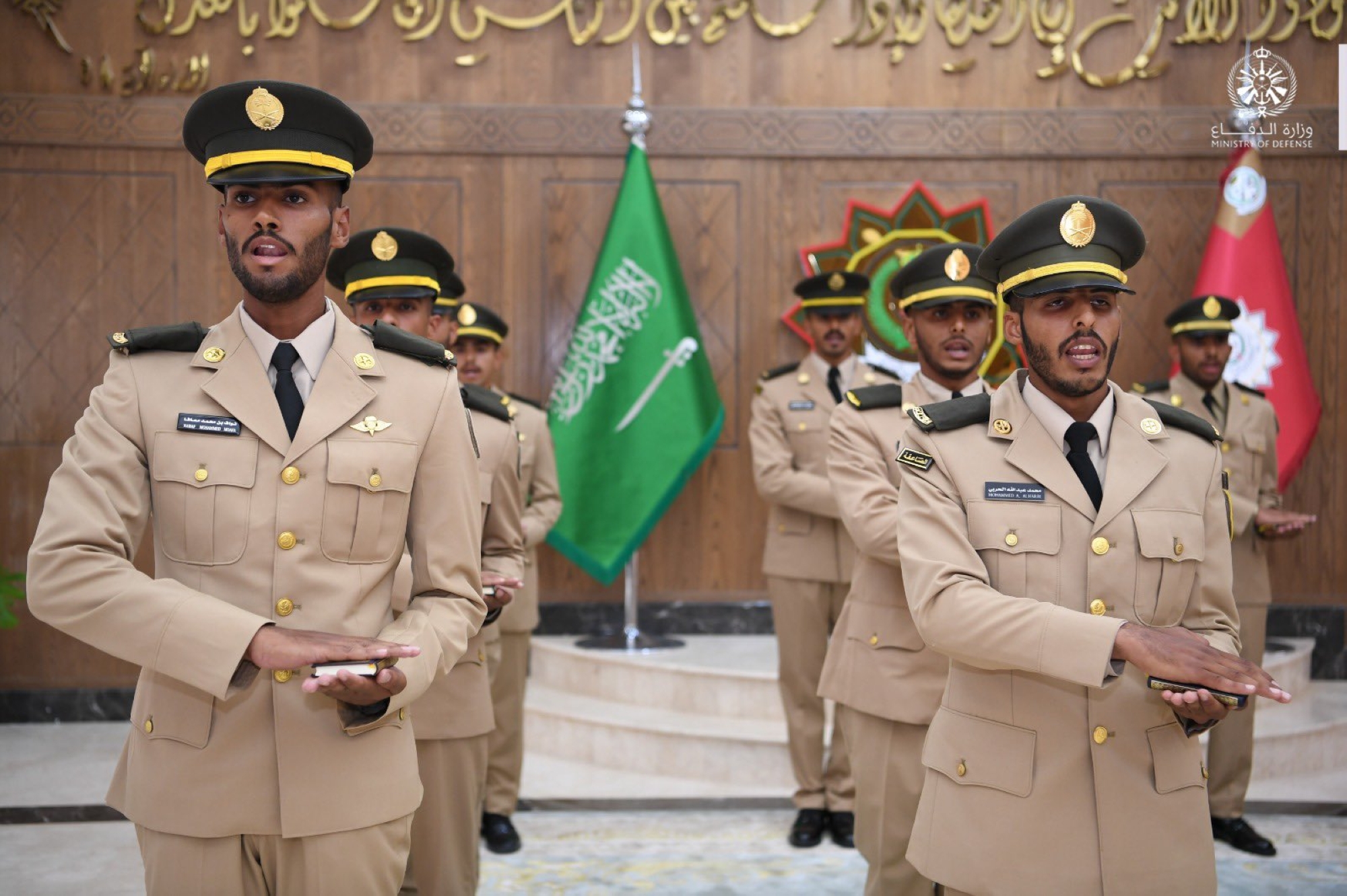 تخريج الطلاب بعد إتمام تعليمهم الأكاديمي وتأهيلهم العسكري