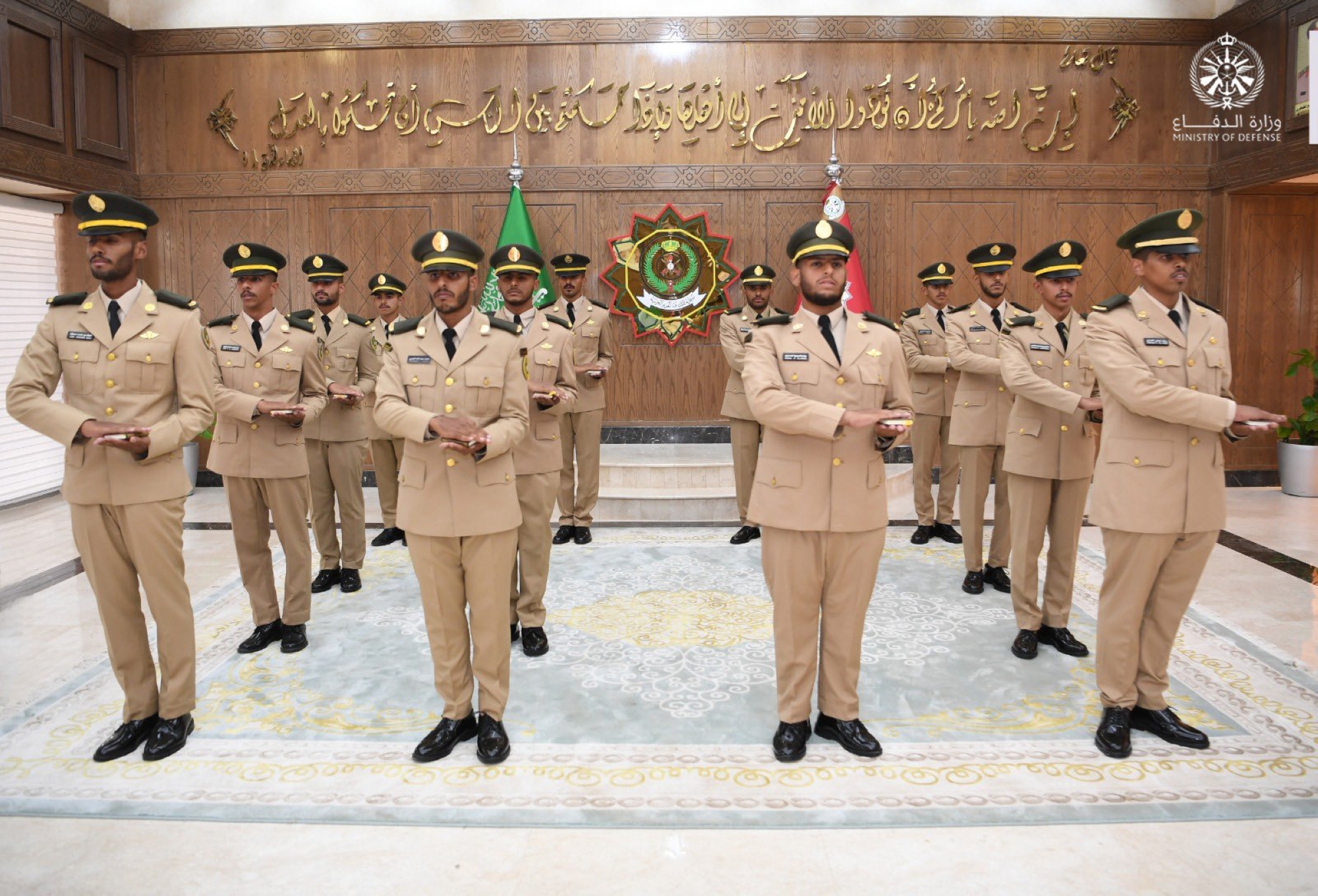 تخريج الطلاب بعد إتمام تعليمهم الأكاديمي وتأهيلهم العسكري