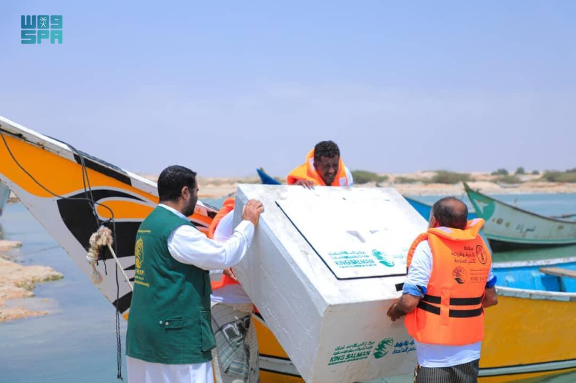 مركز الملك سلمان للإغاثة يدشن توزيع المواد اللازمة للصيادين في مديريتي الغيضة وحصوين بالمهرة 