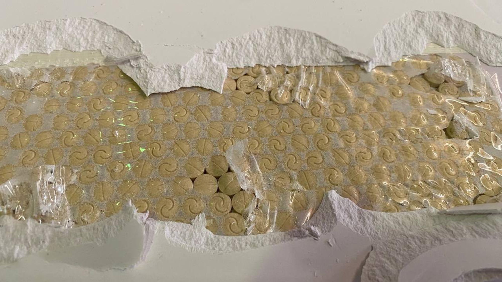 إحباط محاولة تهريب نحو 8 ملايين قرص من مادة الأمفيتامين المخدر مخفية داخل شحنة