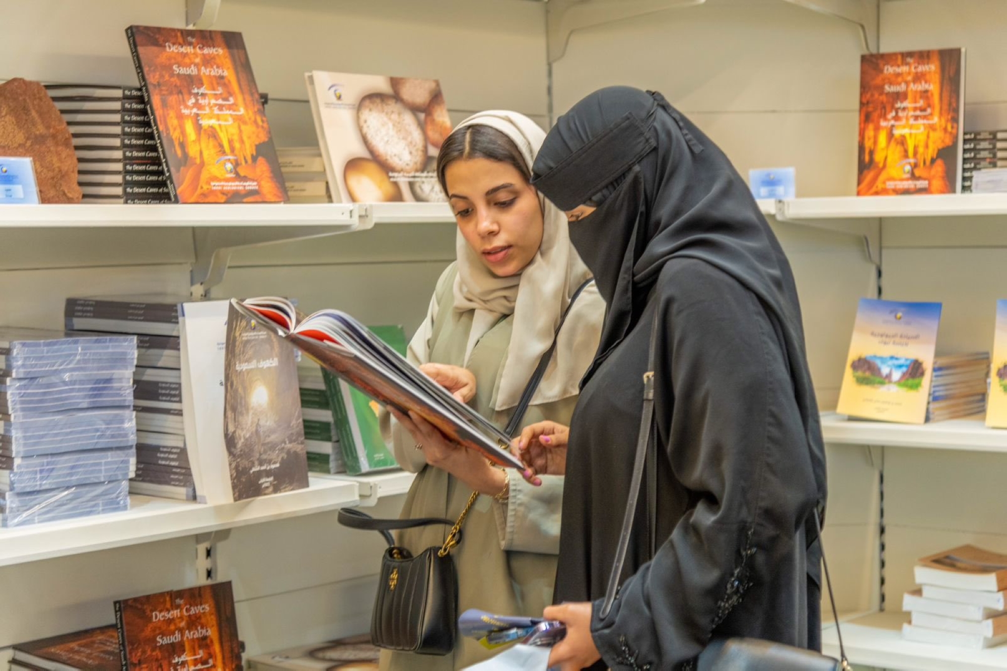 بـ"معرض جدة".. كتاب من "تعليقات" إنستغرام