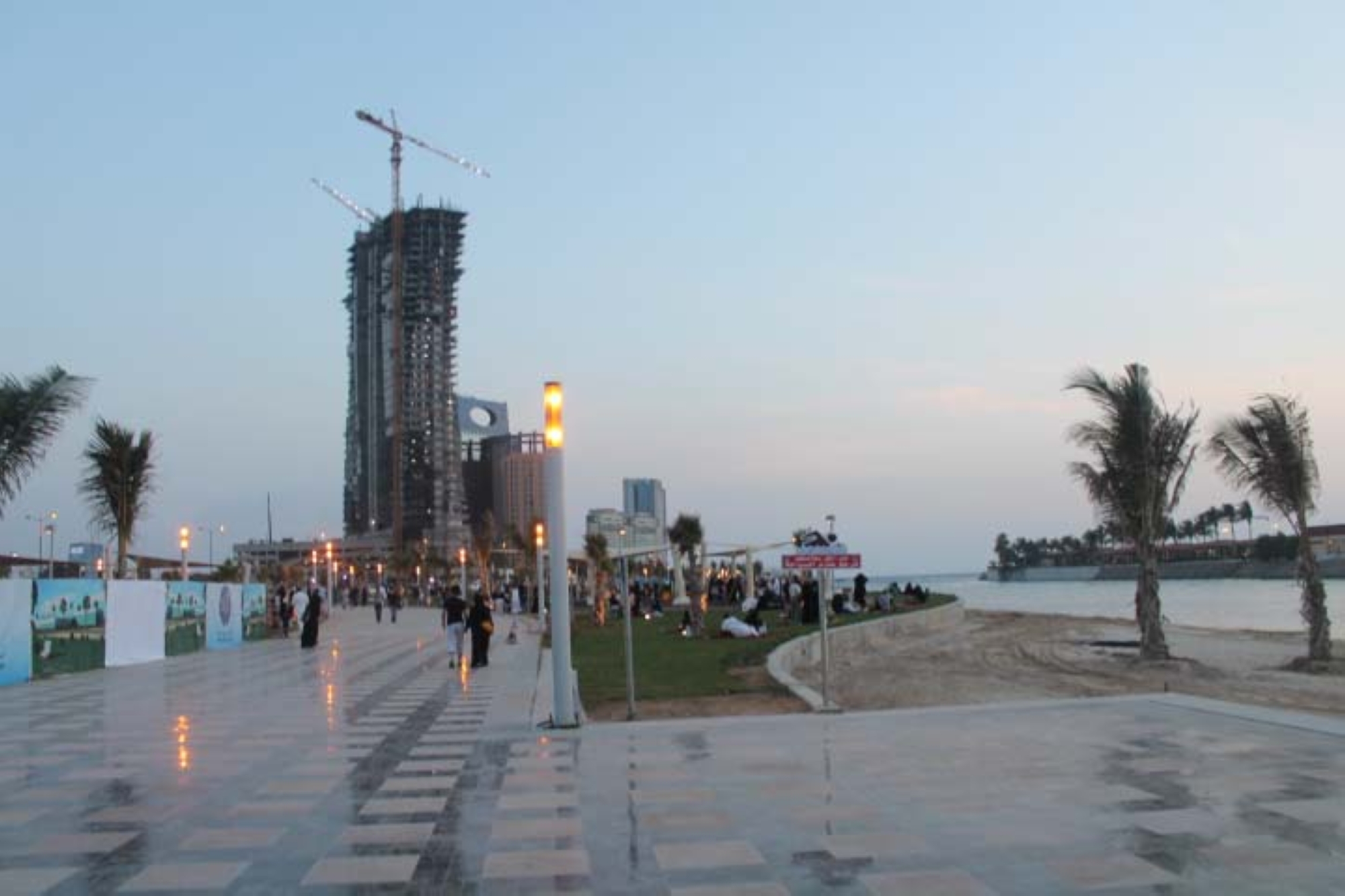 الأمواج على كورنيش جدة تتسبب في تحويلات مرورية