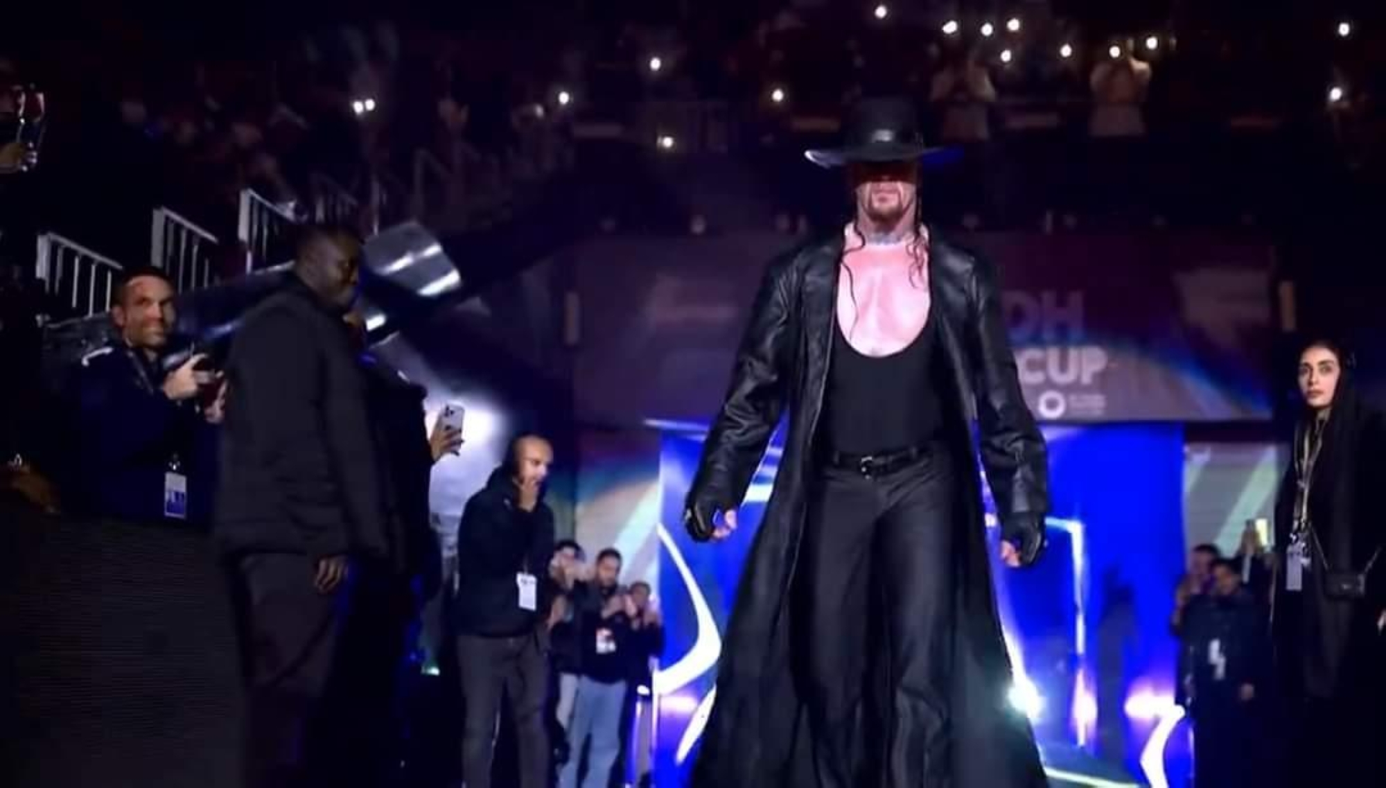 أندر تيكر لحظة دخوله لملعب المملكة أرينا 