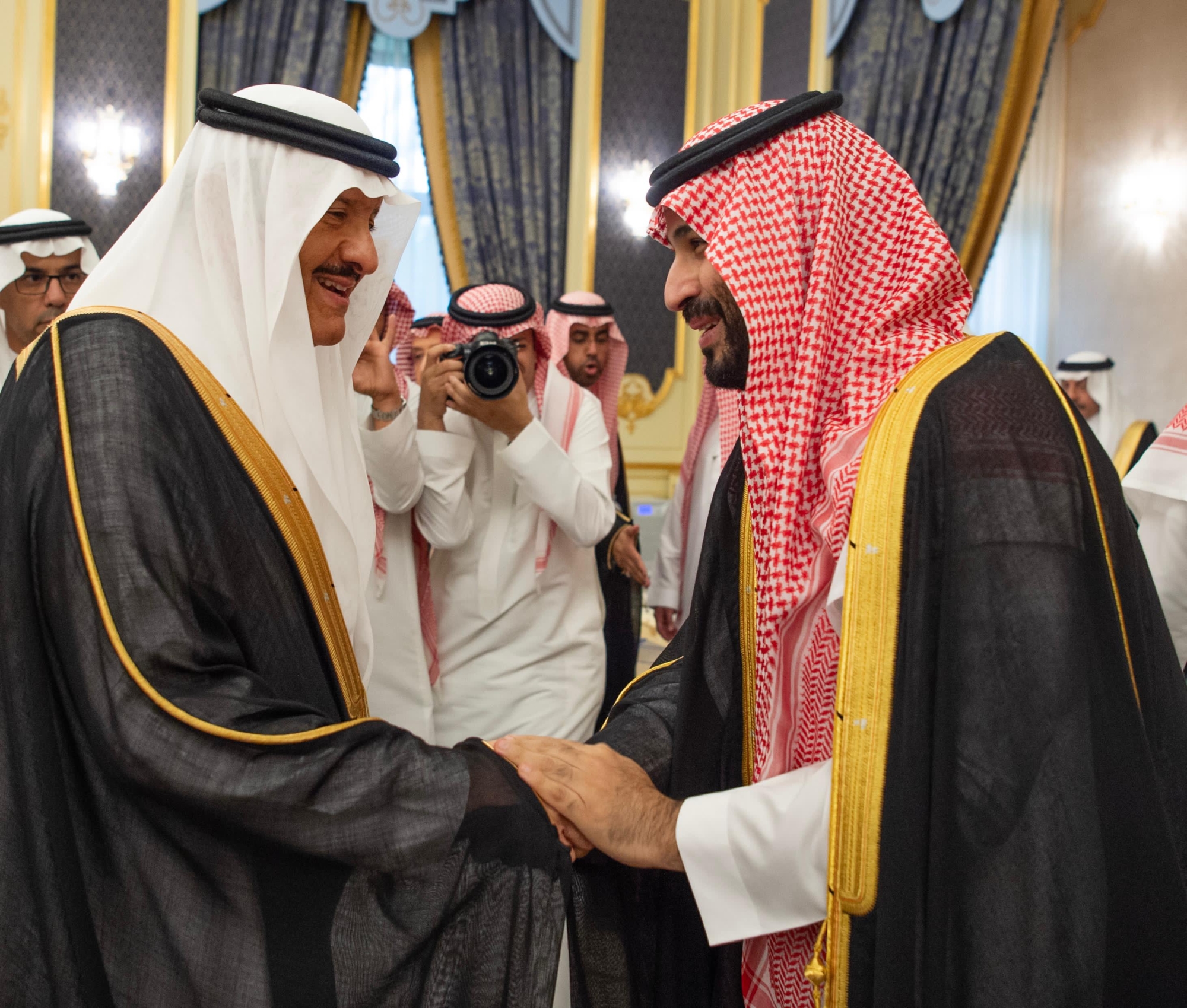 
صور من استقبال ولي العهد للأمراء والعلماء وجمع من المواطنين في قصر السلام بجدة

 