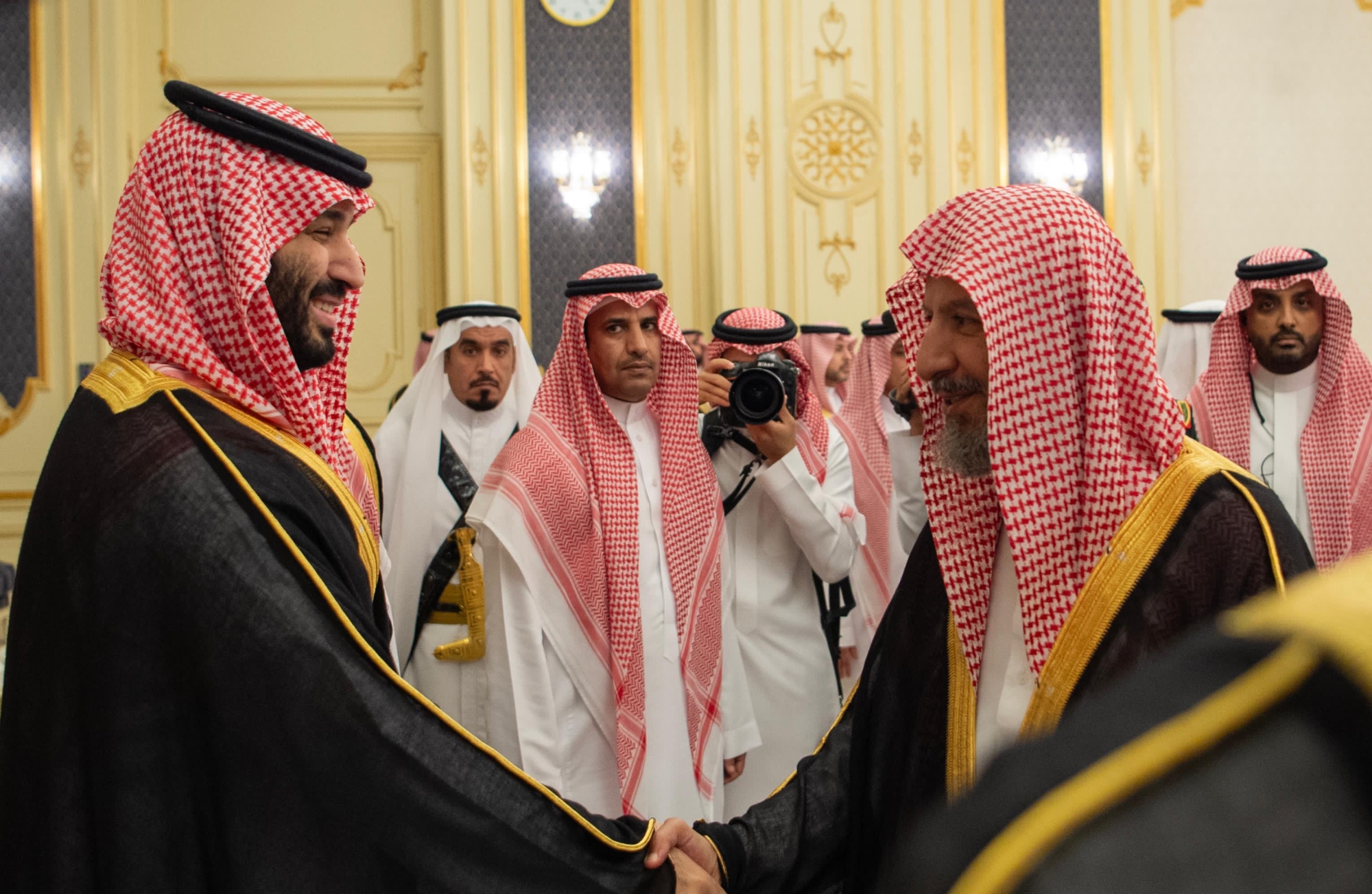 
صور من استقبال ولي العهد للأمراء والعلماء وجمع من المواطنين في قصر السلام بجدة

 