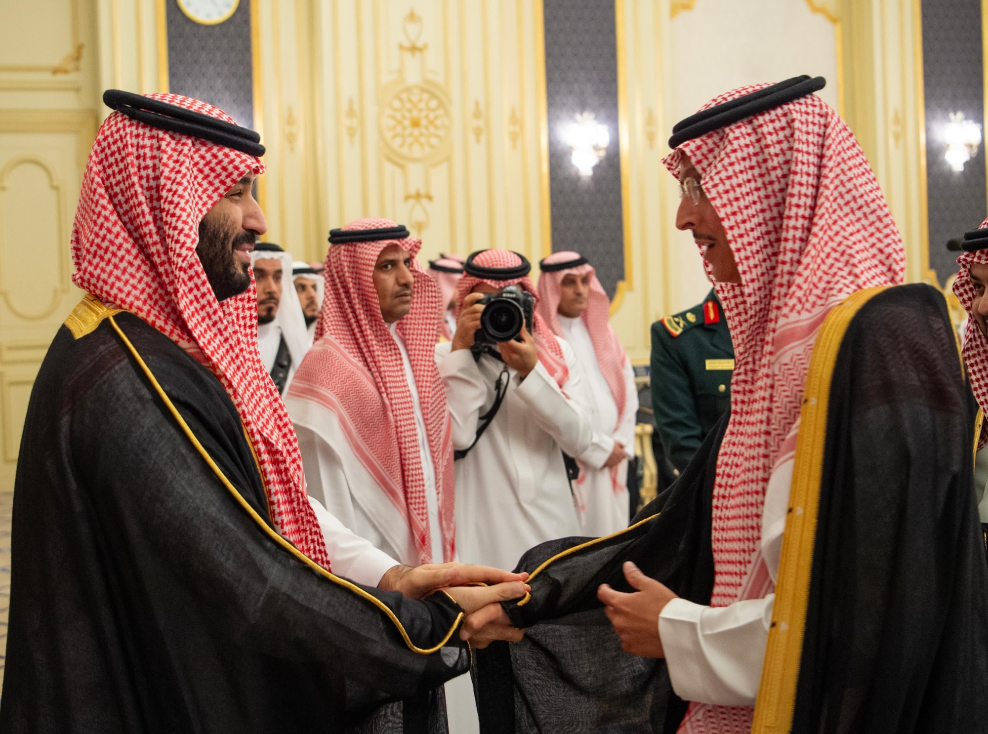 
صور من استقبال ولي العهد للأمراء والعلماء وجمع من المواطنين في قصر السلام بجدة

 