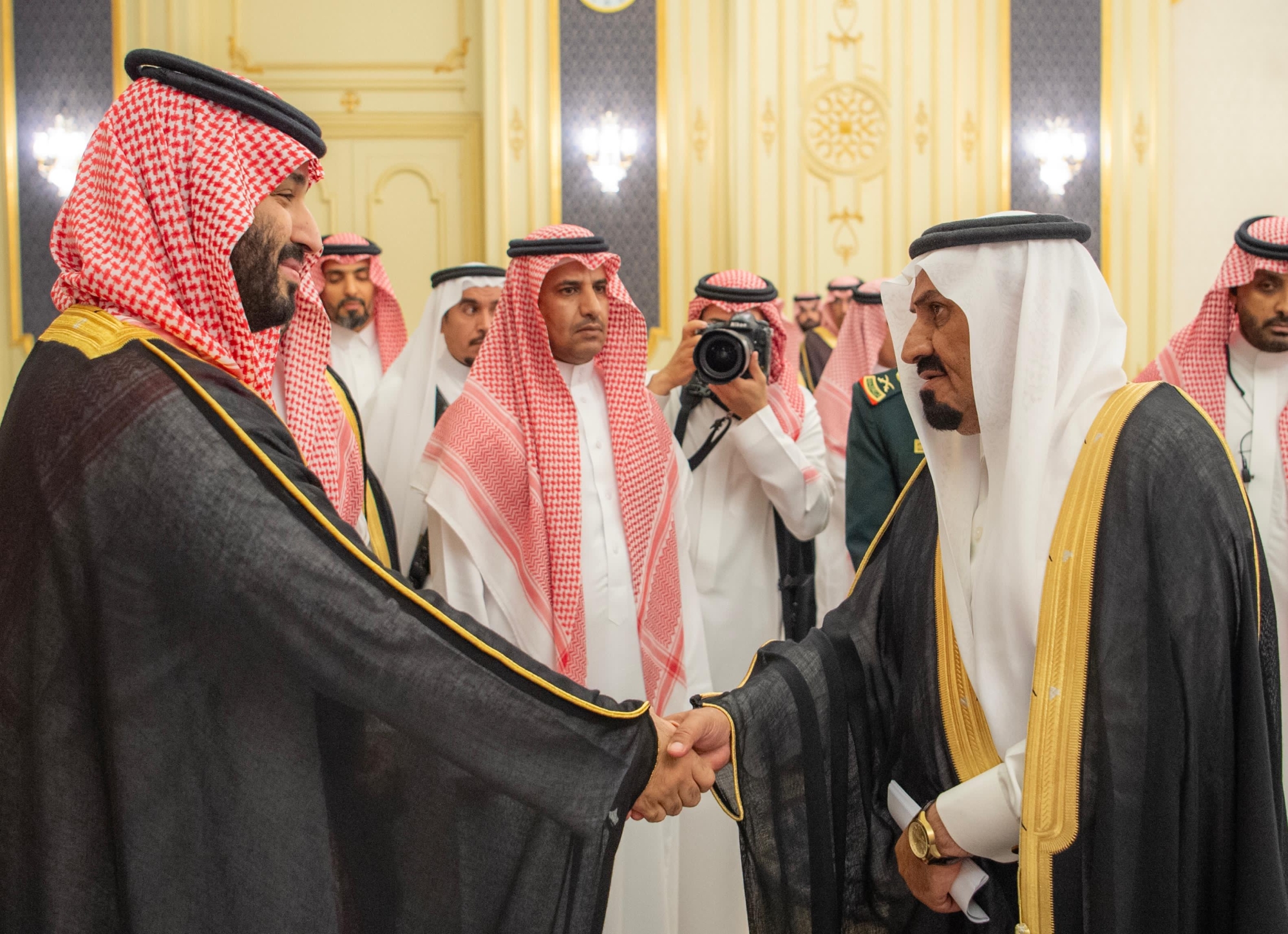 
صور من استقبال ولي العهد للأمراء والعلماء وجمع من المواطنين في قصر السلام بجدة

 