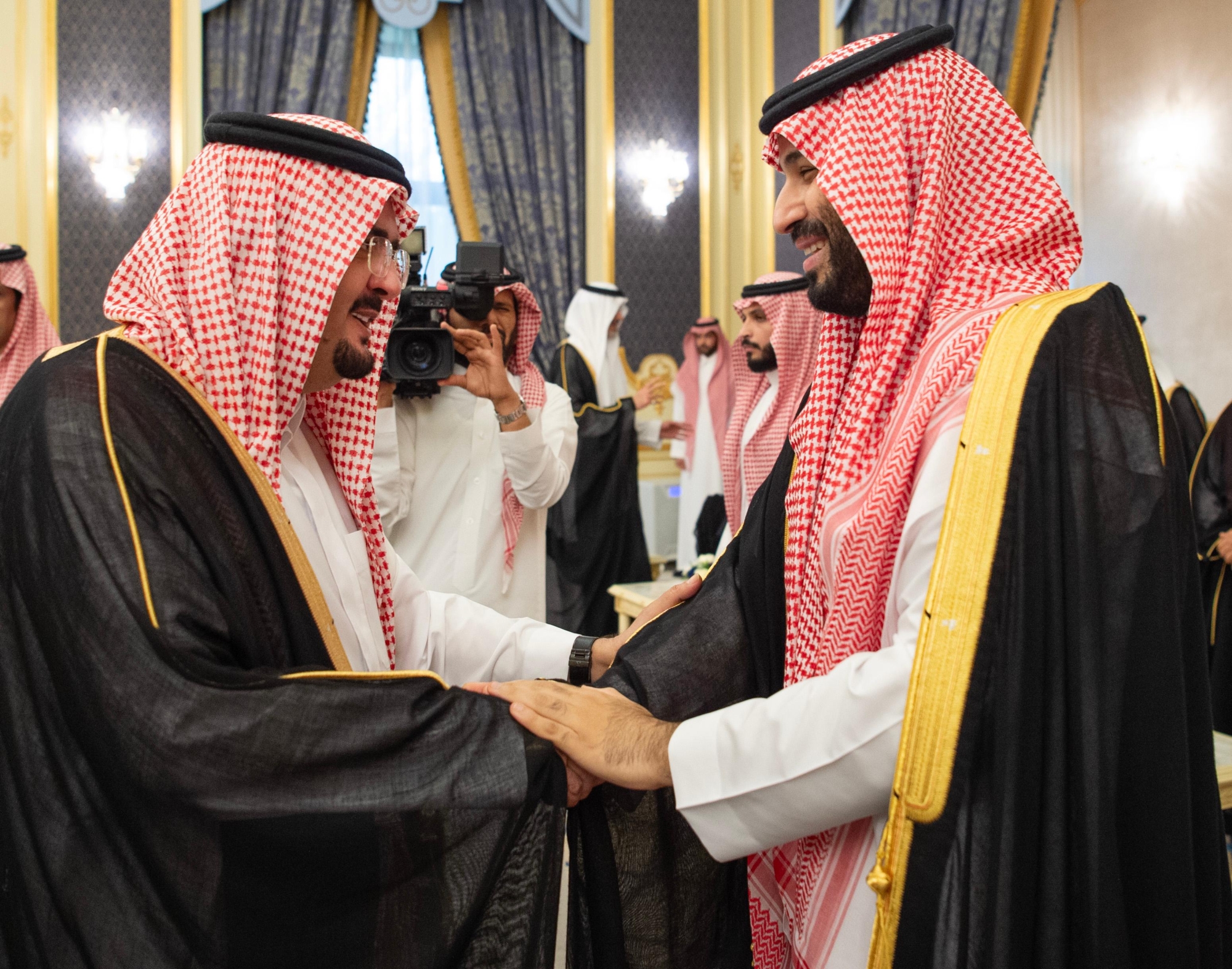 
صور من استقبال ولي العهد للأمراء والعلماء وجمع من المواطنين في قصر السلام بجدة

 