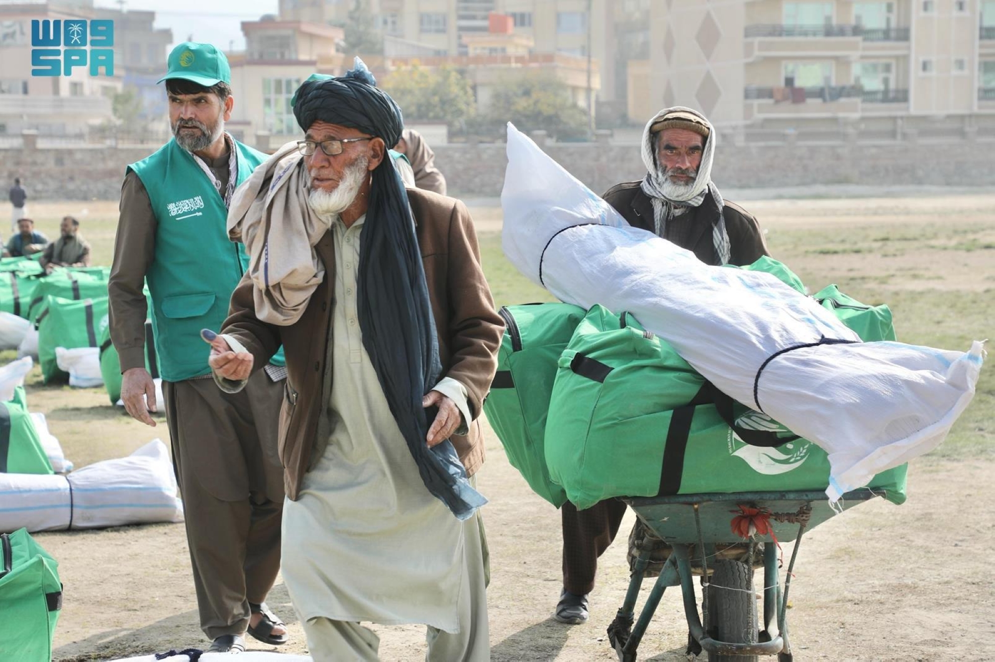 يهدف المشروع إلى توزيع 4.8 ألف من المواد الإيوائية المتنوعة