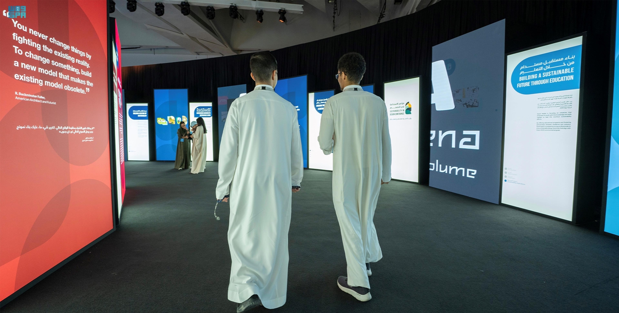 عرض نماذج تبرز كيفية دمج تقنيات البناء المستدام والمواد البيئية