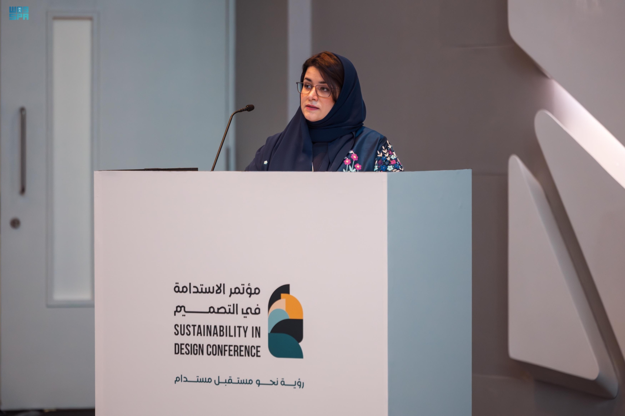 عرض نماذج تبرز كيفية دمج تقنيات البناء المستدام والمواد البيئية