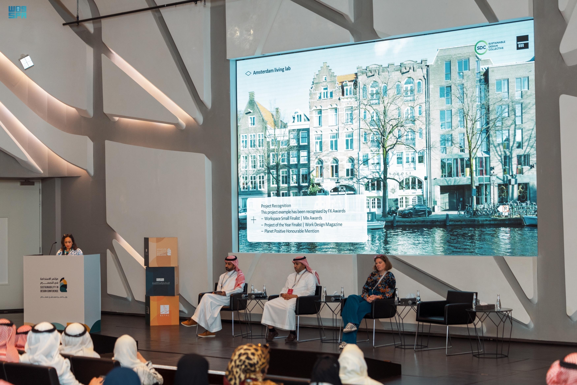 عرض نماذج تبرز كيفية دمج تقنيات البناء المستدام والمواد البيئية