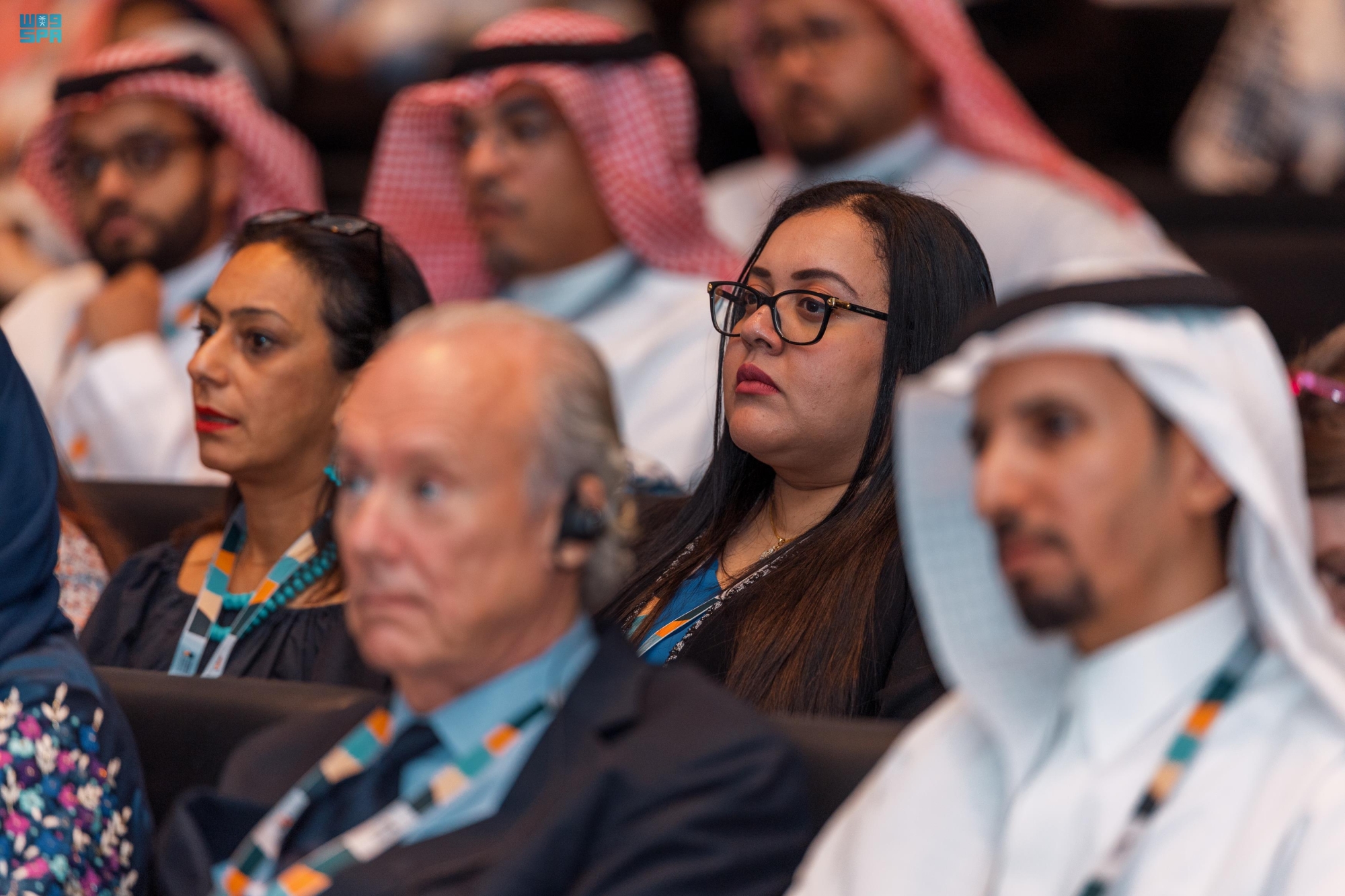 عرض نماذج تبرز كيفية دمج تقنيات البناء المستدام والمواد البيئية