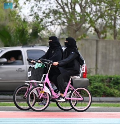 الأمطار تُضفي أجواء ساحرة على واجهة جدة