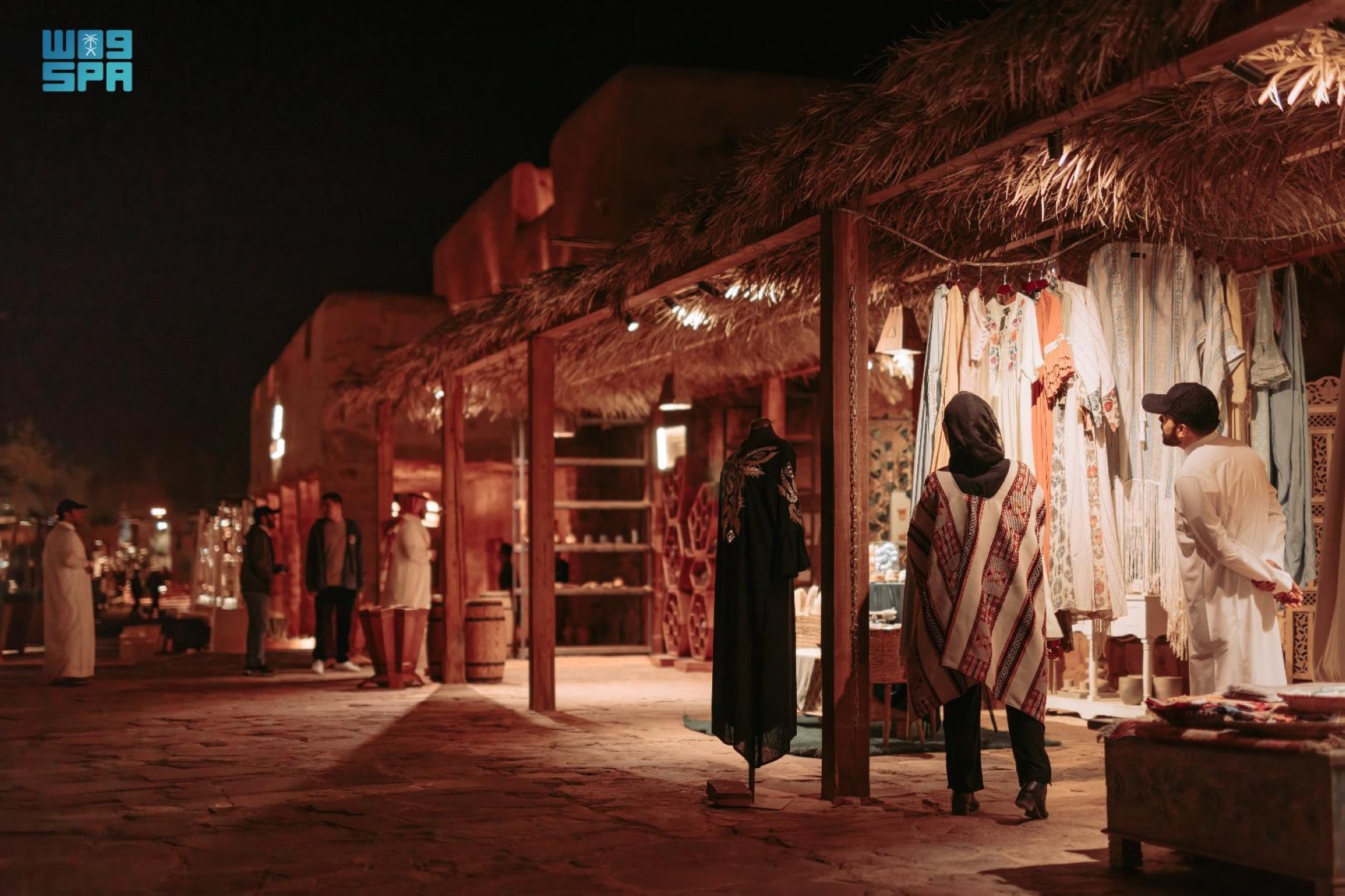 يمكن للمهتمين بالفنون والثقافة استكشاف المعارض الفنية 