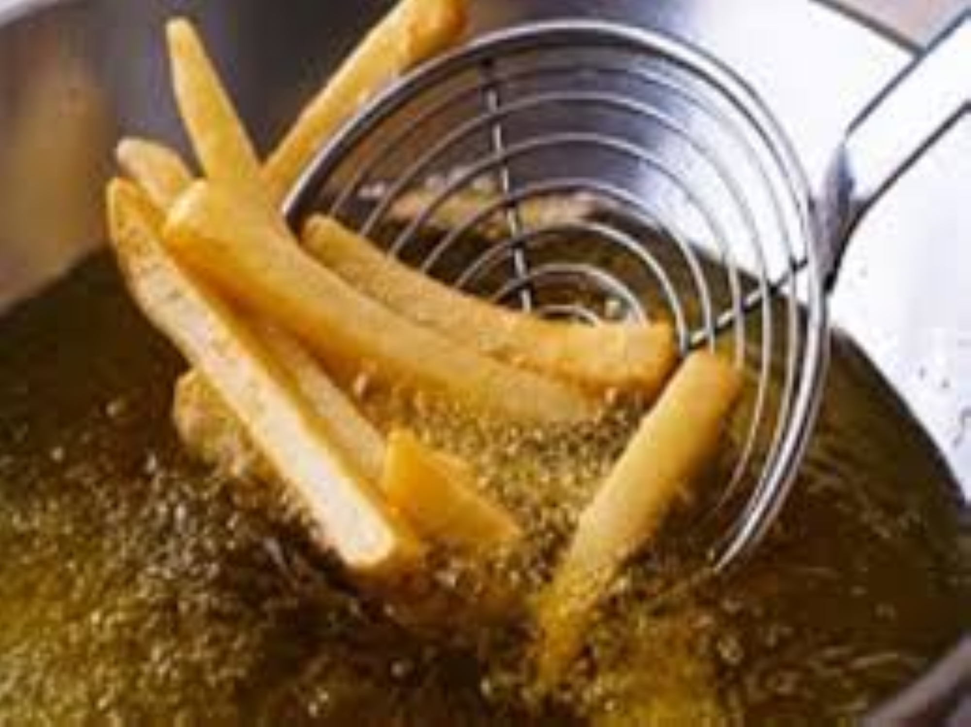 يجب التقليل من وجود بقايا الطعام في الزيت أولا بأول