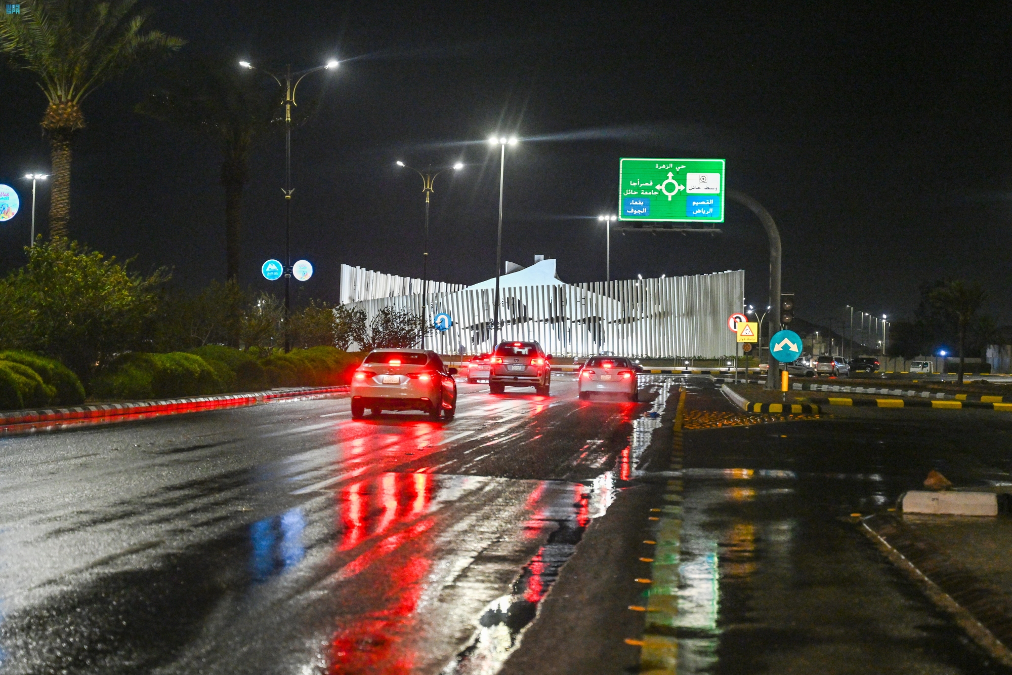 هطول امطار رعدية متوسطة الى غزيرة تؤدي الى جريان السيول 