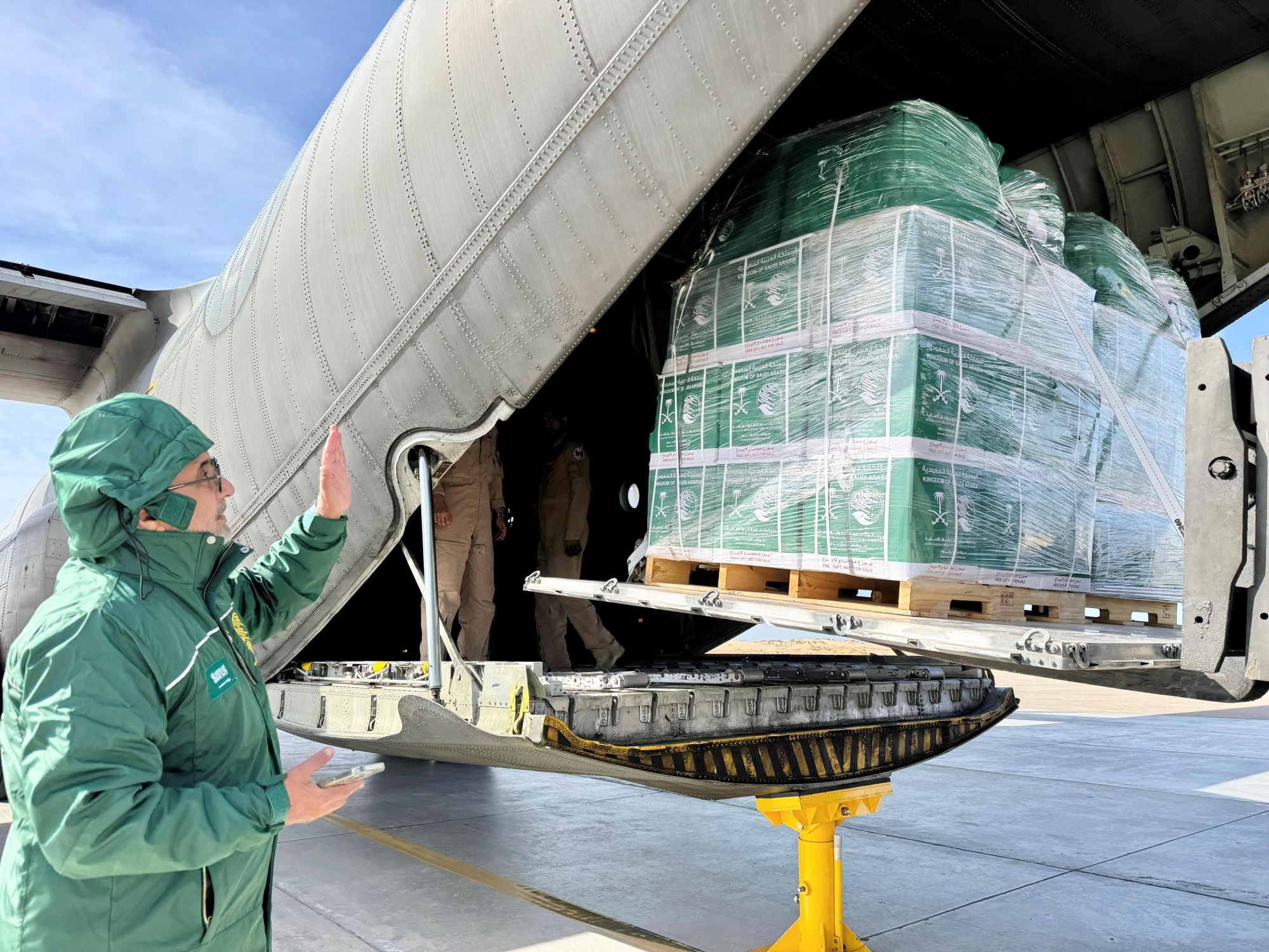 تحمل المساعدات سلالًا غذائية وحقائب إيوائية