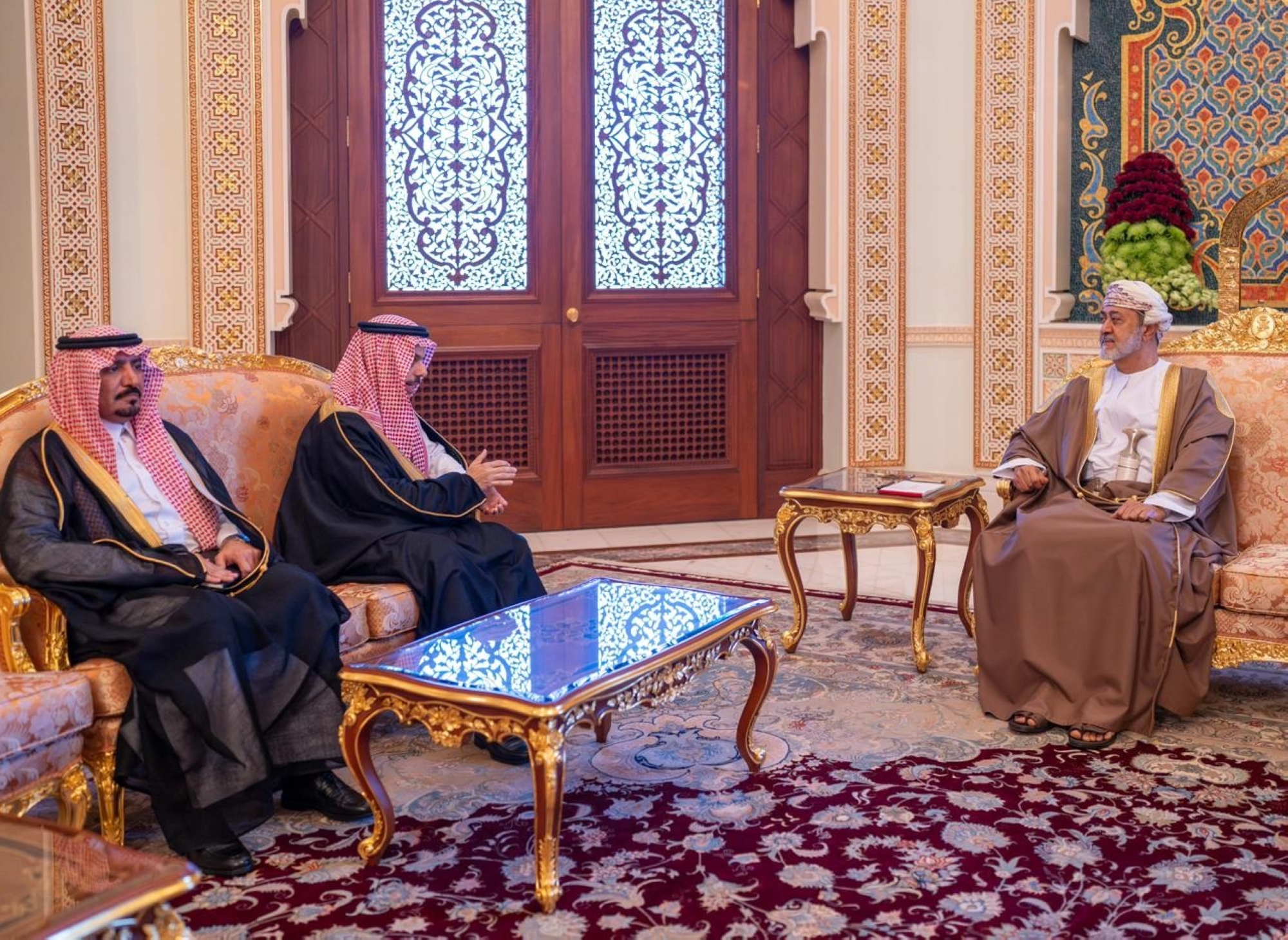 نقل وزير الخارجية في بداية الاستقبال، تحيات خادم الحرمين الشريفين 