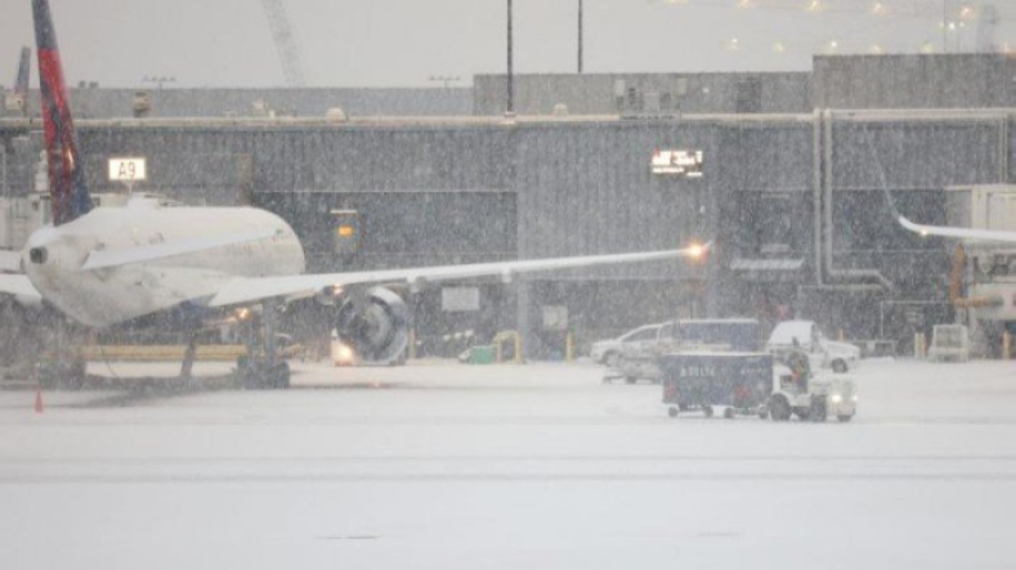عاصفة شتوية تلغي آلاف الرحلات في أمريكا