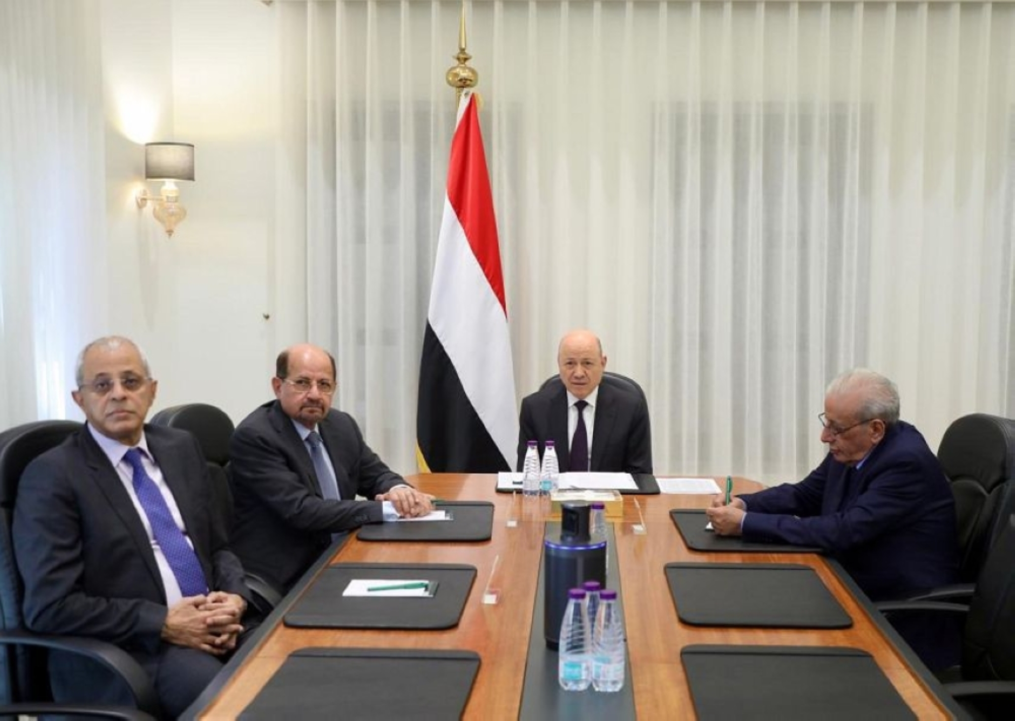 دعا العليمي المجلس الانتقالي الجنوبي إلى الاستجابة الفورية لهذه الجهود