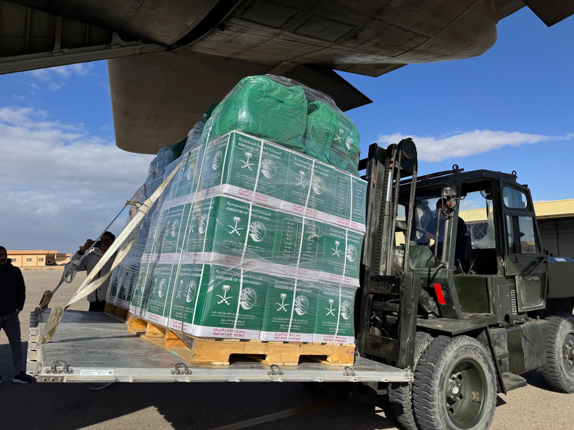 يسيّر الطائرة مركز الملك سلمان للإغاثة والأعمال الإنسانية