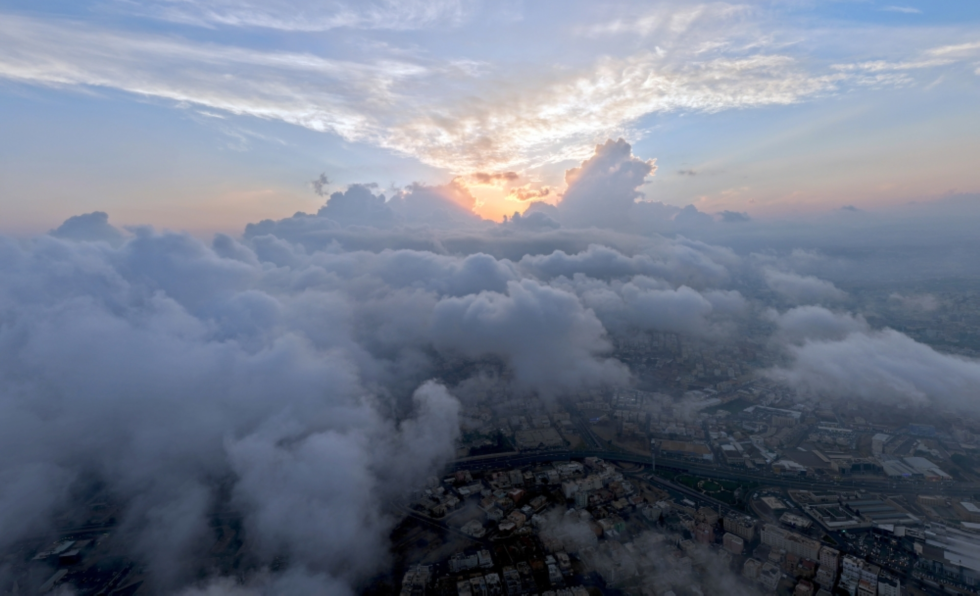 لا يستبعد هطول أمطار خفيفة على أجزاء من تلك المناطق