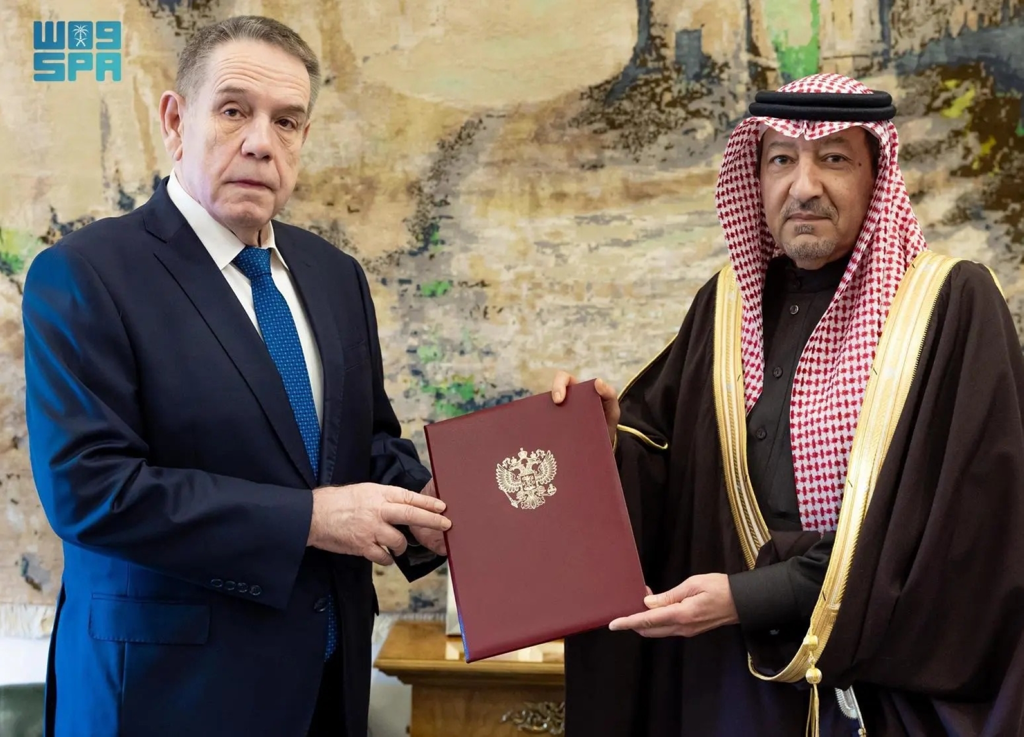 تسلم الرسالة نائب وزير الخارجية وليد الخريجي