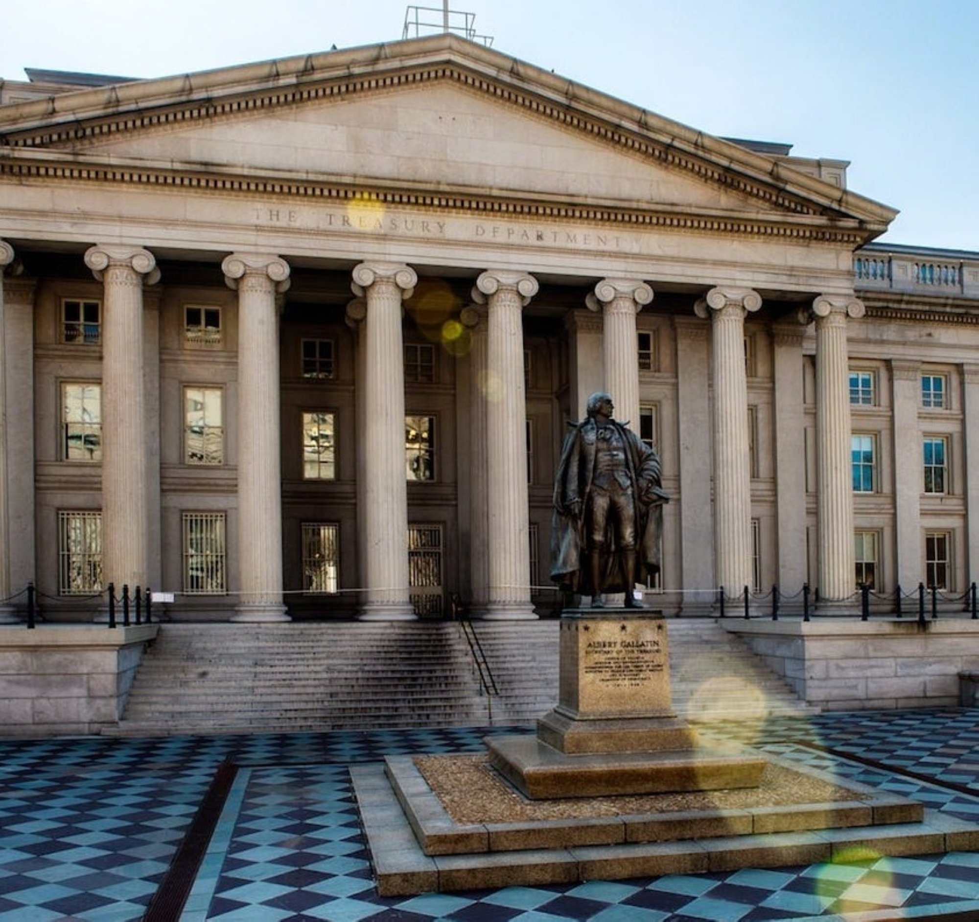  تورطها بأنشطة عدائية تدعم تجارة الأسلحة