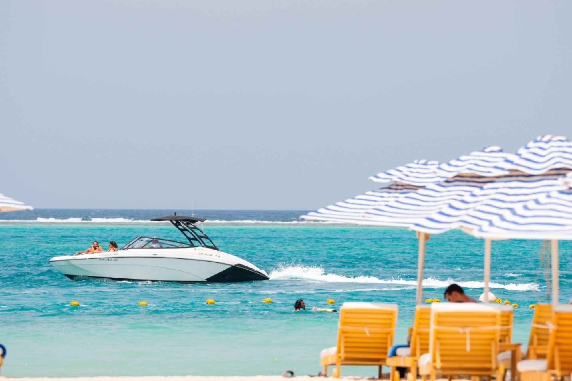 تطوير الشواطئ وفق كود البناء السعودي والفصل بين مناطق السباحة ومناطق الأنشطة الأخرى