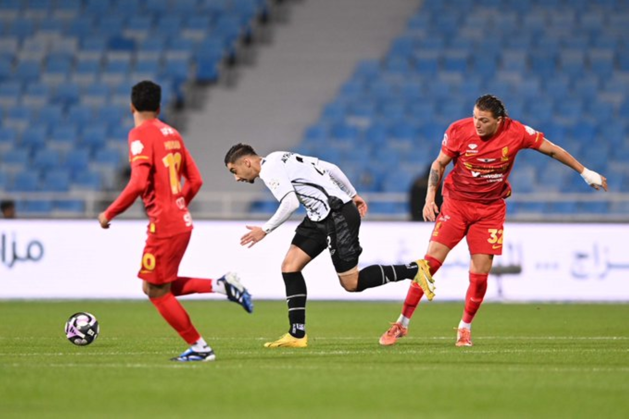 القادسية يحقق فوزًا مثيرًا على الشباب بثلاثية في دوري روشن