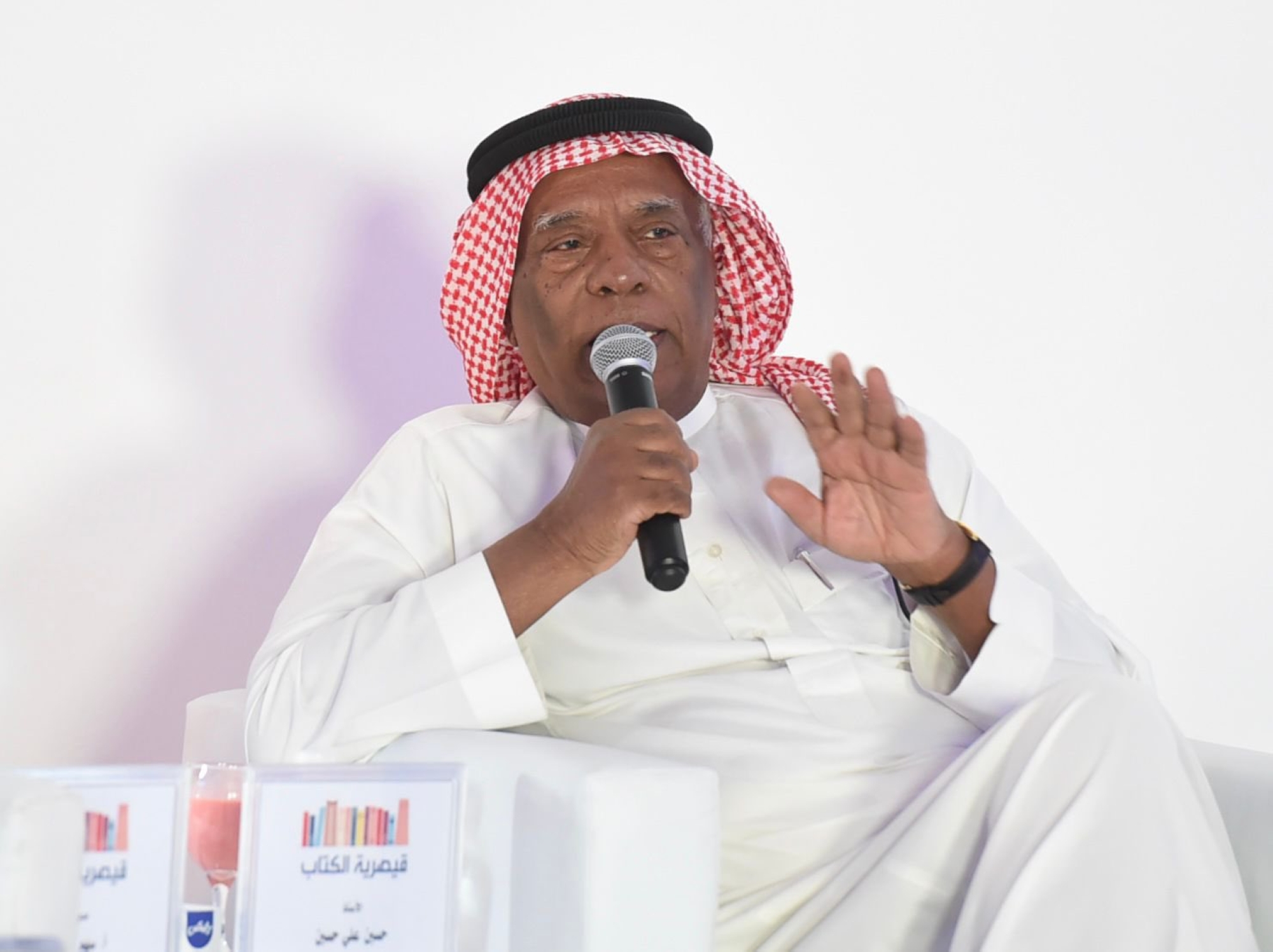 بدأ مشواره الأدبي بكتابة القصة القصيرة قبل أن يخوض تجربة الرواية