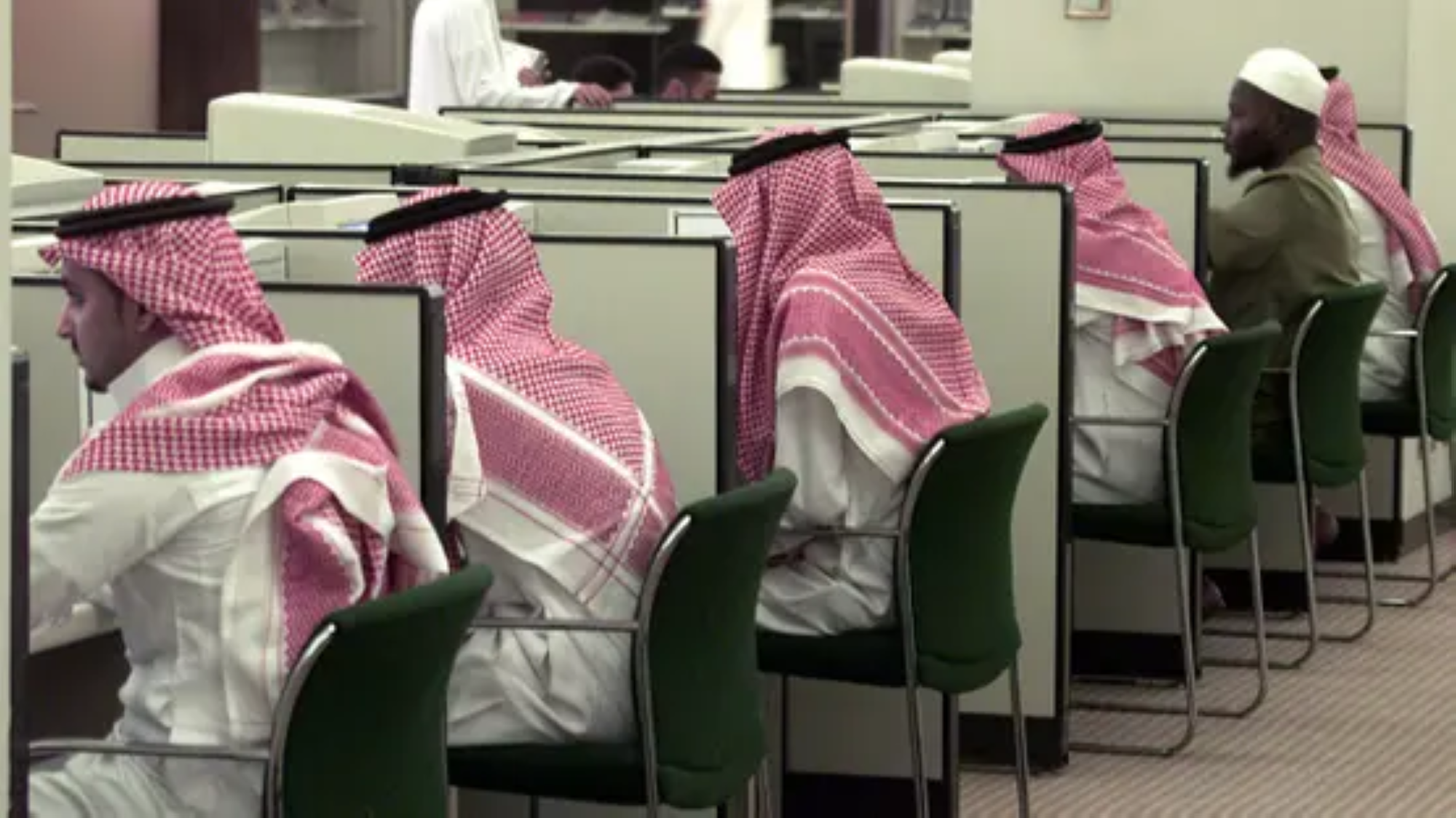 المكافأة التي تصرف من البند لا تعد جزءاً من راتب الموظف