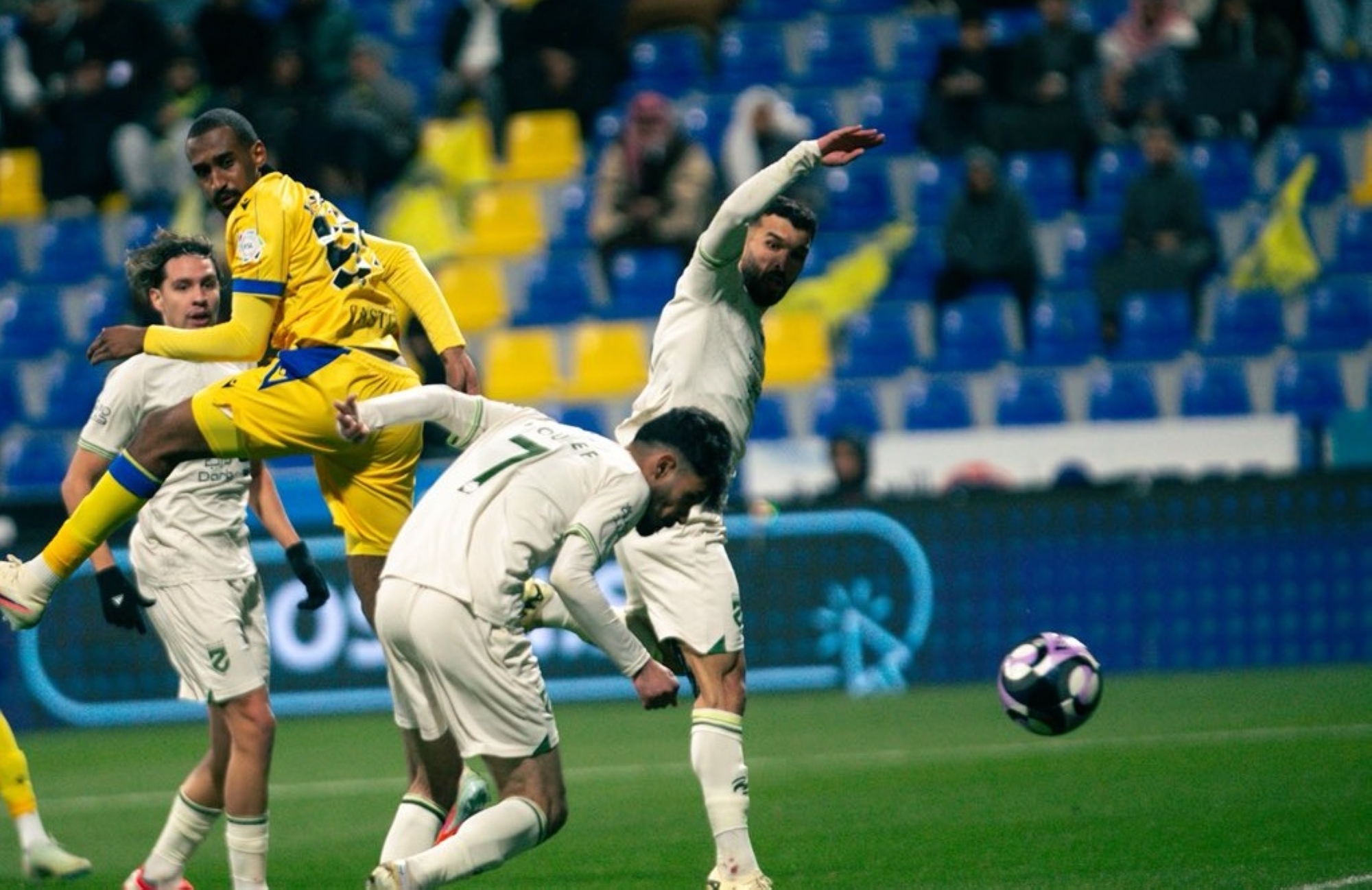 التعادل يحسم مباراة التعاون والحزم بدوري روشن