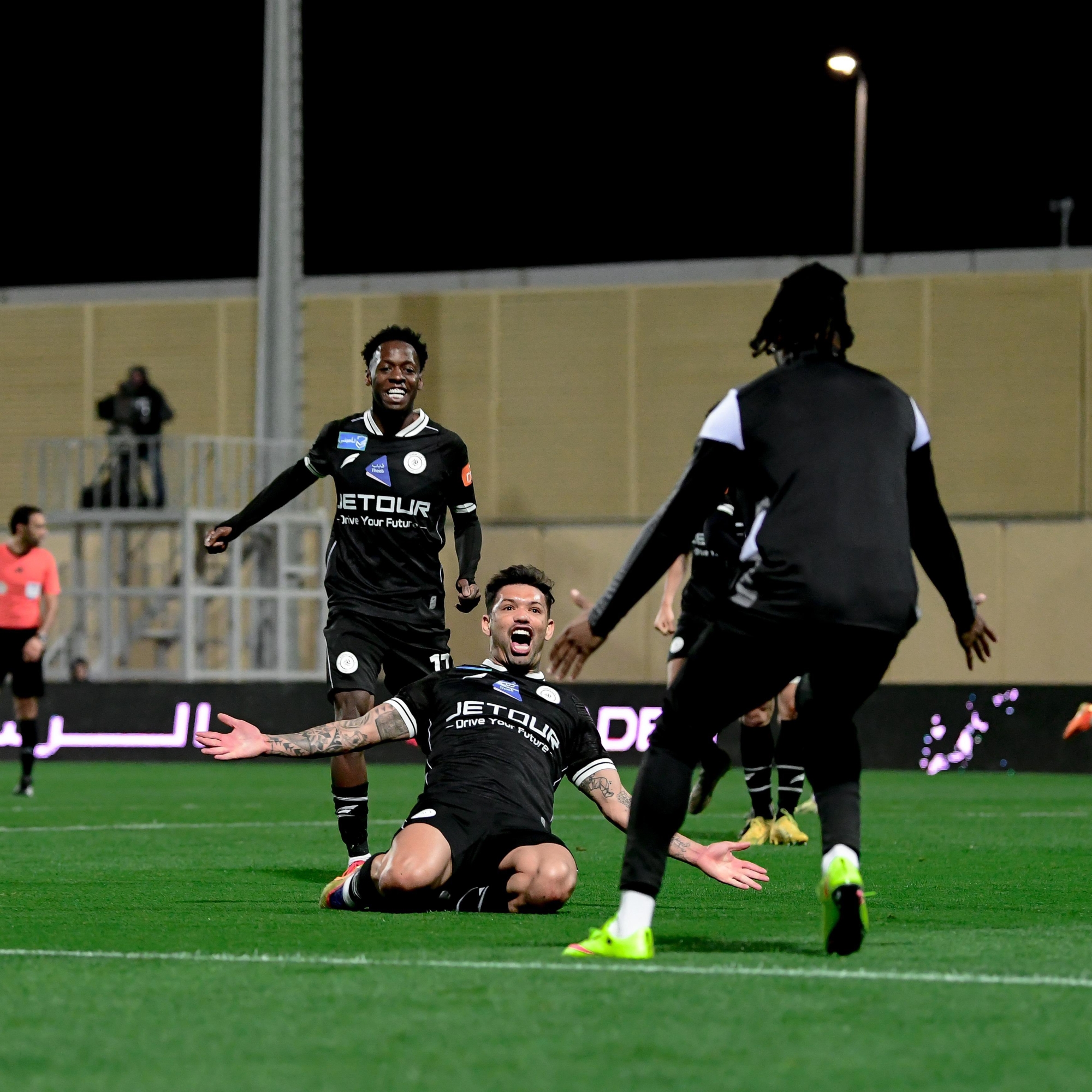 احتفال كارلوس جونيور بالتسجيل 