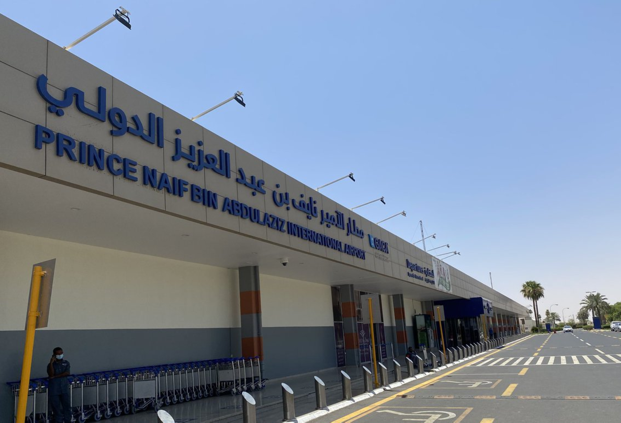 يشمل نطاق المشروع تطوير المطار وتشغيله