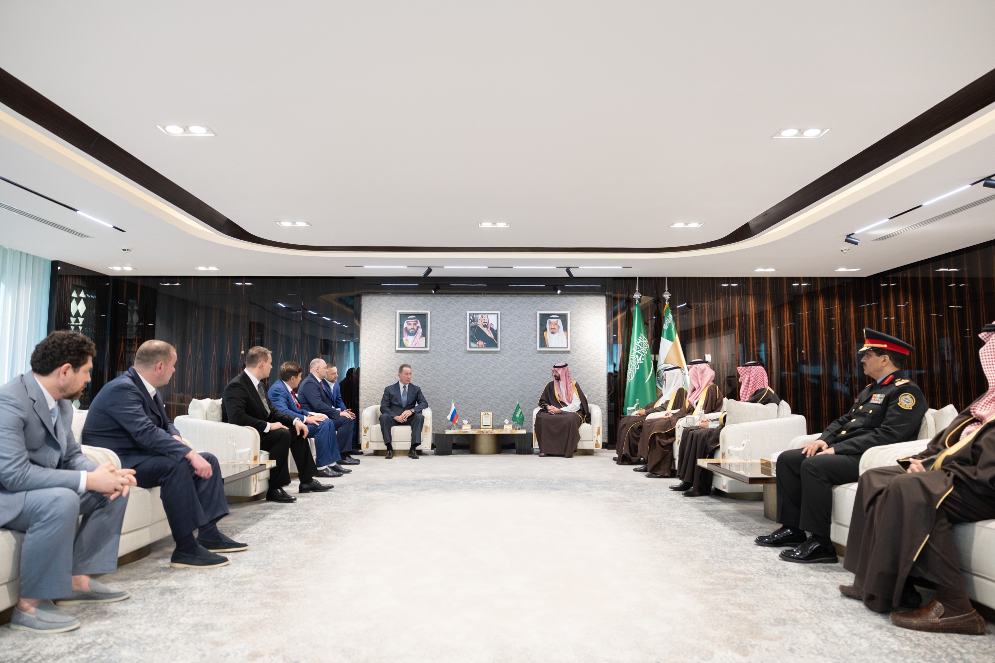 جرى خلال الاستقبال تبادل الأحاديث الودية 