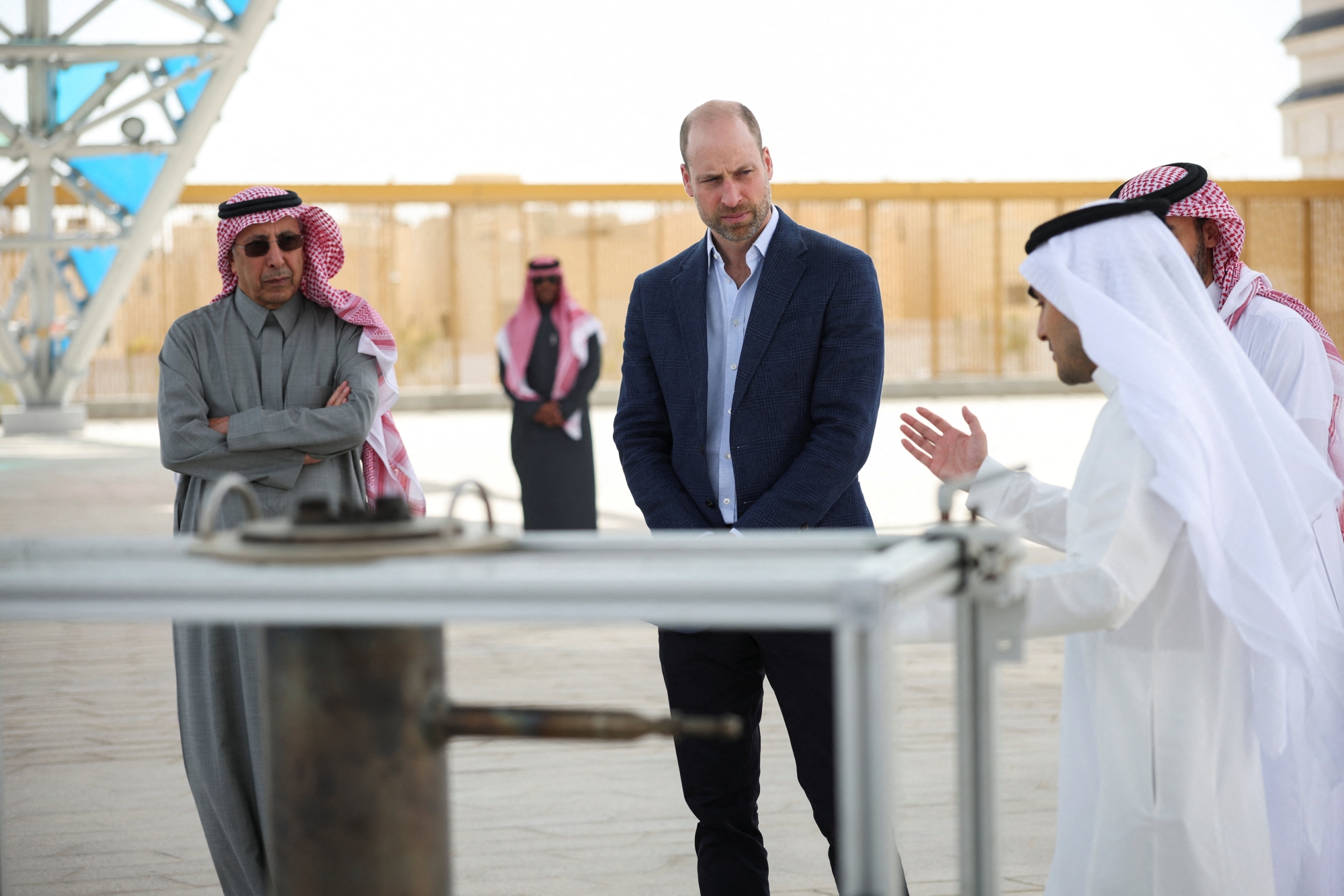 ولي عهد بريطانيا في جولة بمشروع المسار الرياضي