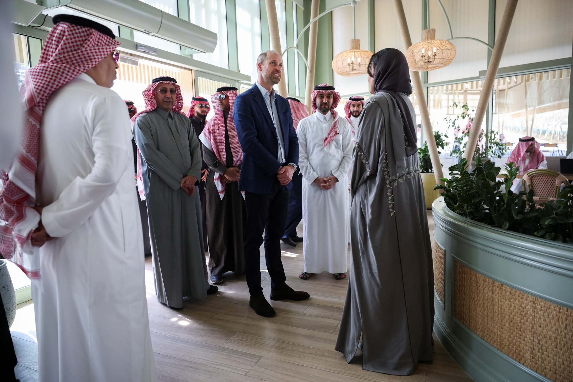 ولي عهد بريطانيا في جولة بمشروع المسار الرياضي