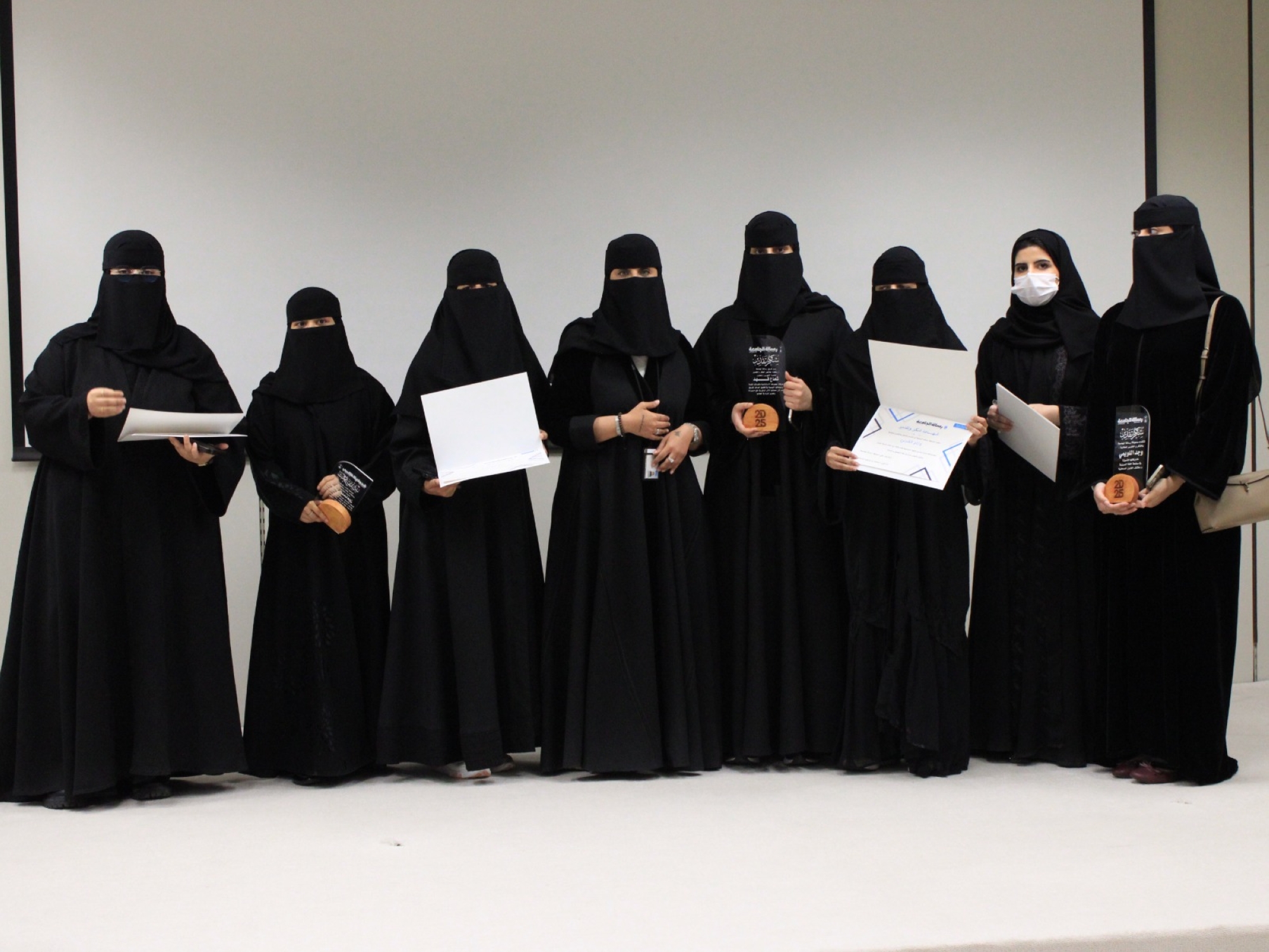 تكريم أكثر من 30 طالبًا وطالبة من متدربي صحيفة رسالة الجامعة