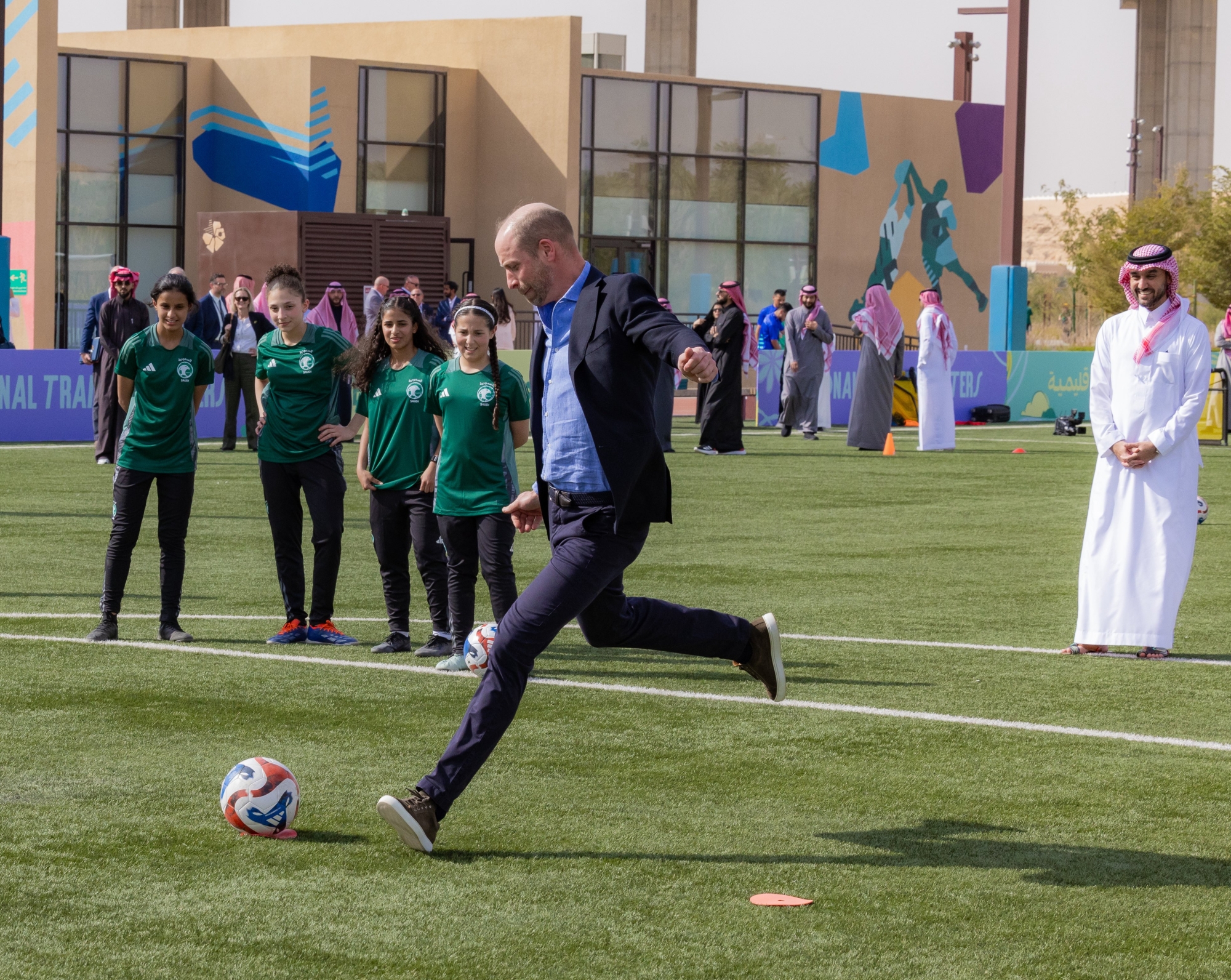 الأمير ويليام يشهد الحصة التدريبية اليومية للاعبات مراكز التدريب الإقليمية للبنات