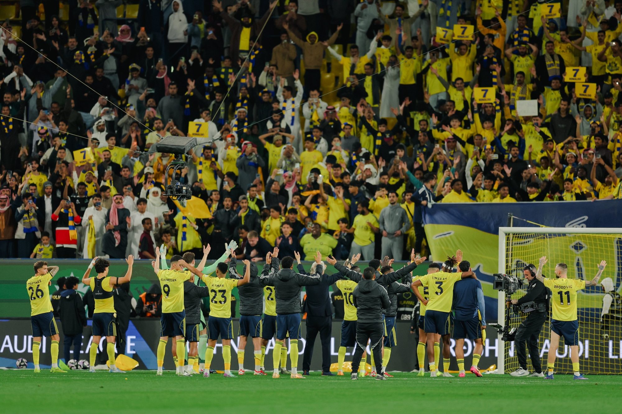 لاعبو النصر يحتفلون مع الجماهير