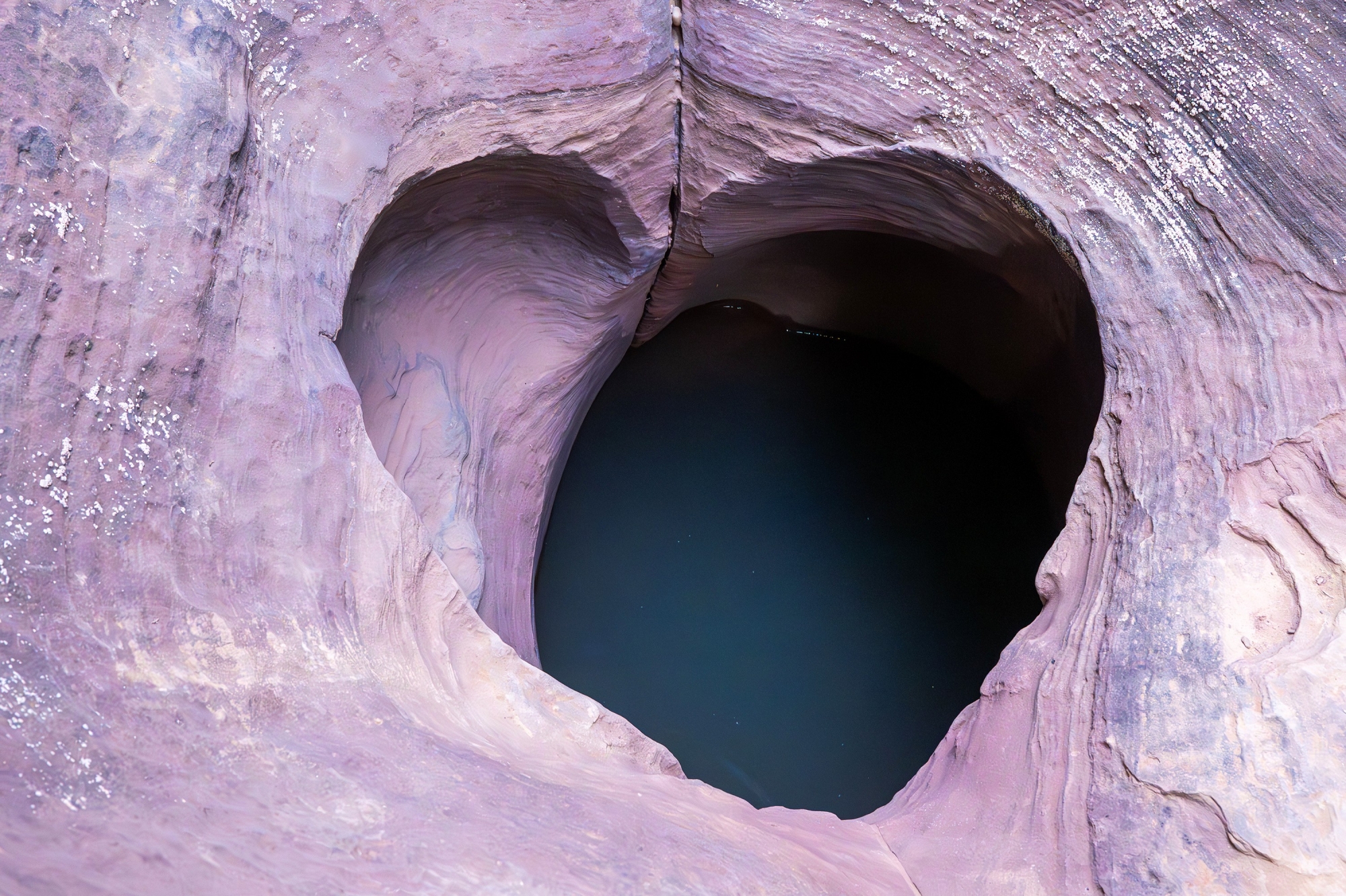 قلتات تبوك.. خزانات ماء طبيعية في قلب الجبال