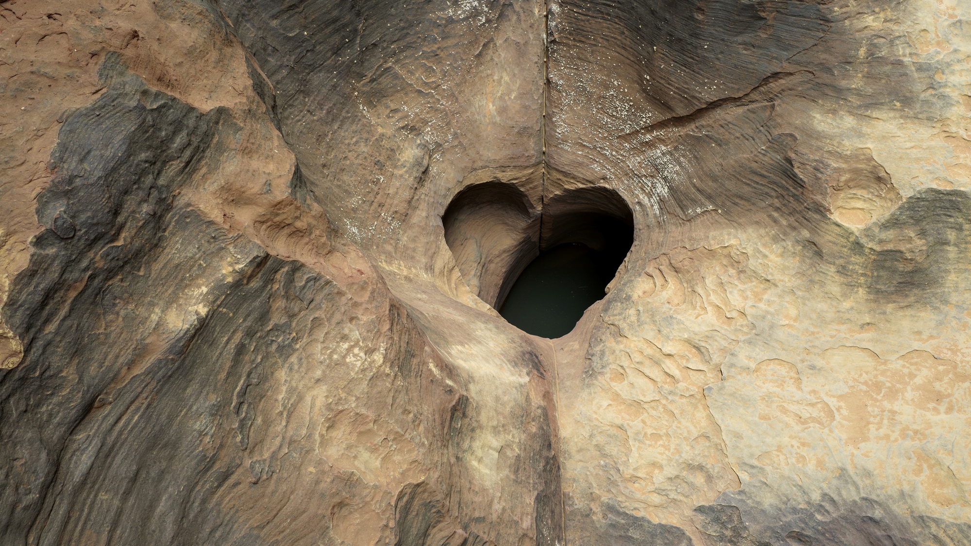 قلتات تبوك.. خزانات ماء طبيعية في قلب الجبال