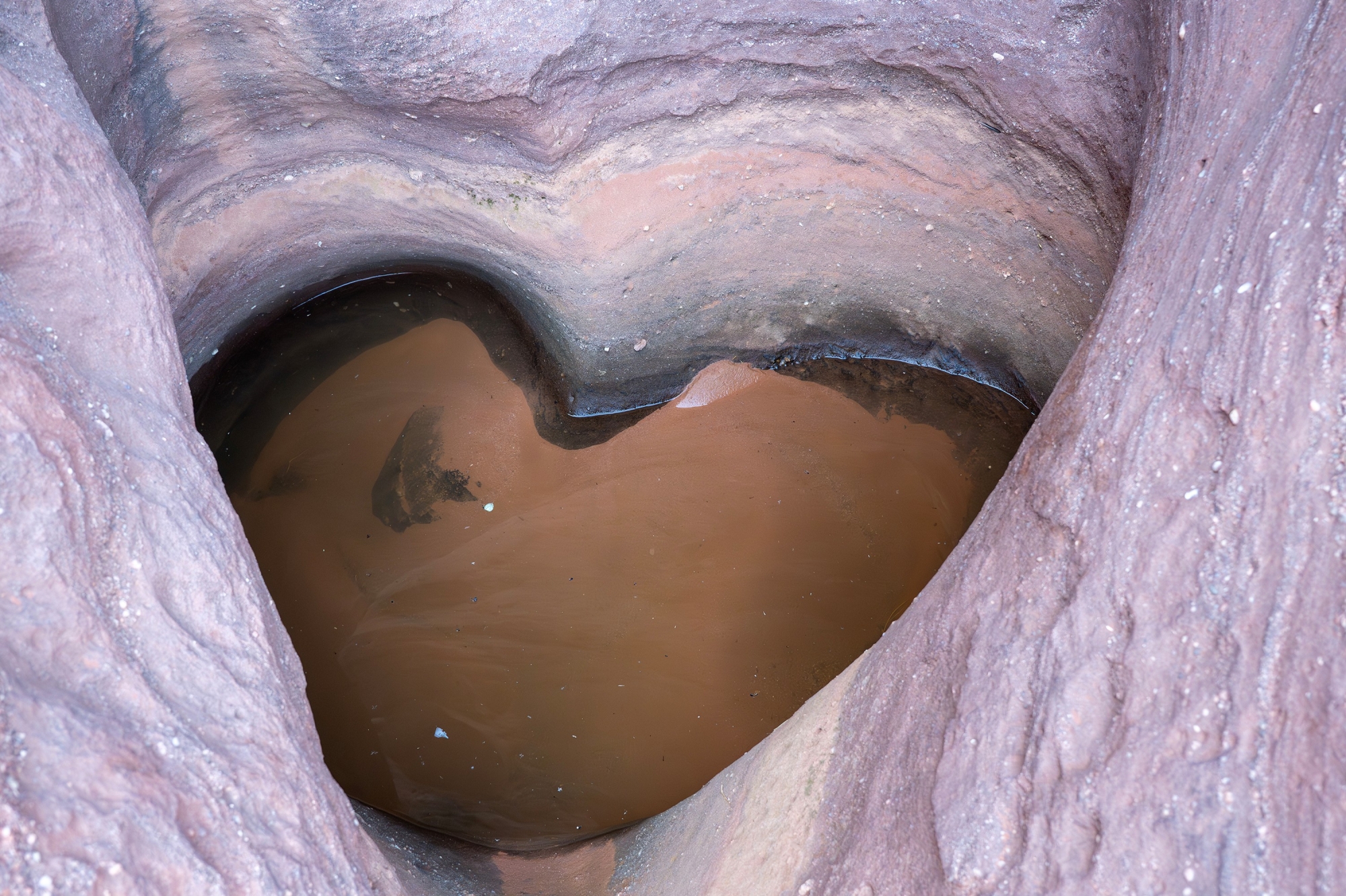 قلتات تبوك.. خزانات ماء طبيعية في قلب الجبال