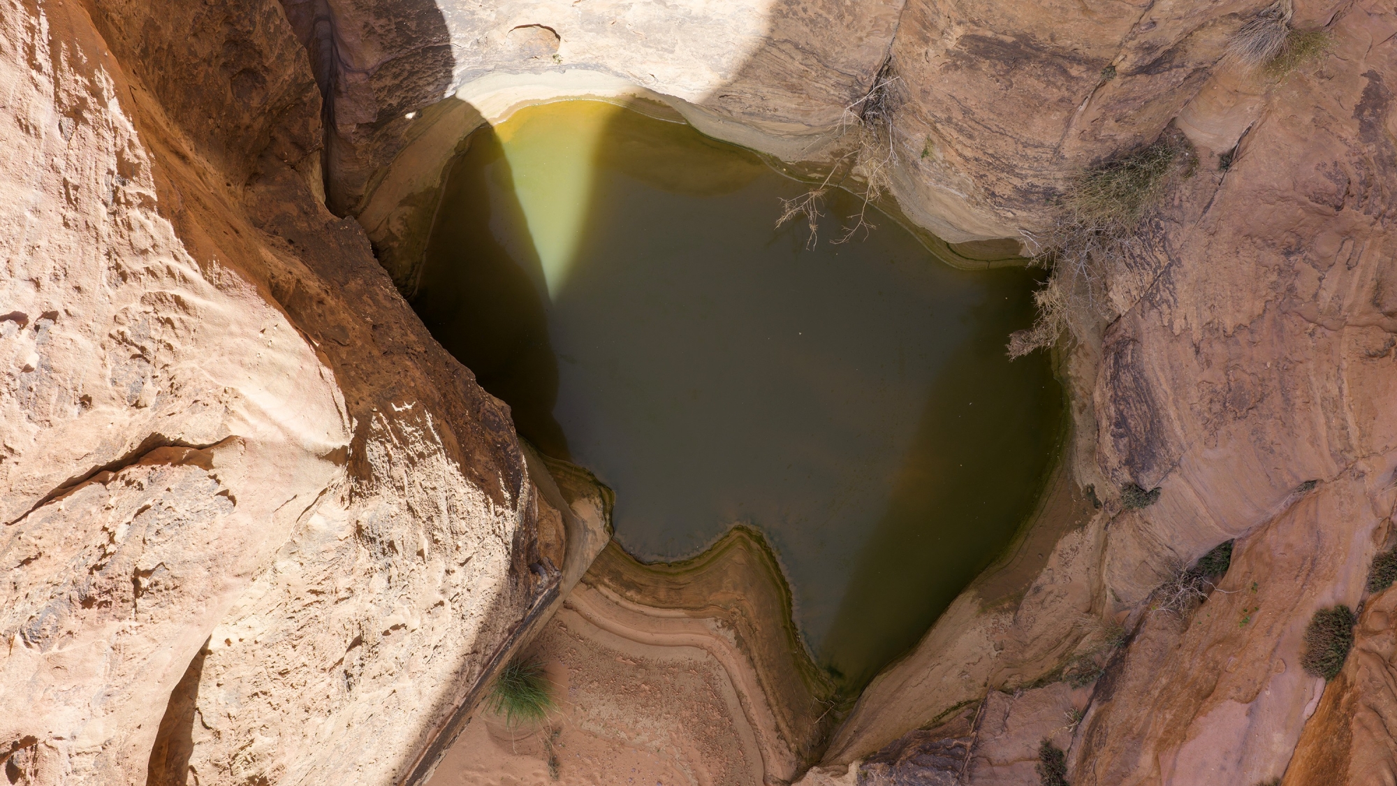 قلتات تبوك.. خزانات ماء طبيعية في قلب الجبال